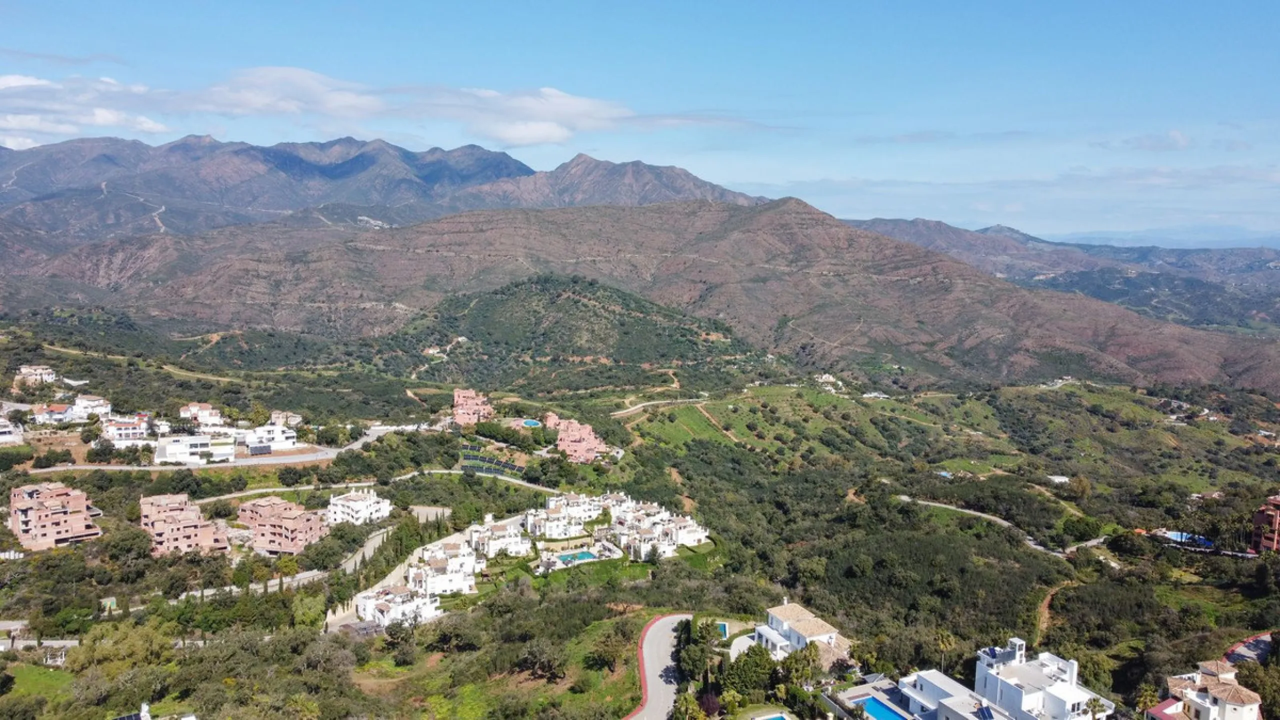 This spacious well-maintained and competitively priced, two-bedroom ground floor apartment, featuring a private terrace and 97m² private garden, offers a peaceful retreat in the prestigious La Mairena area. Nestled in the foothills of the Sierra de las Ni