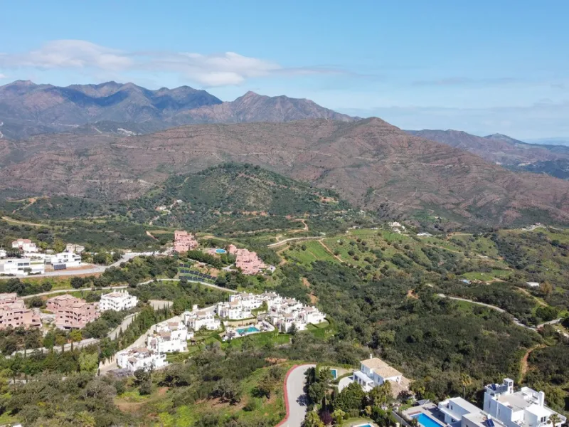 This spacious well-maintained and competitively priced, two-bedroom ground floor apartment, featuring a private terrace and 97m² private garden, offers a peaceful retreat in the prestigious La Mairena area. Nestled in the foothills of the Sierra de las Ni