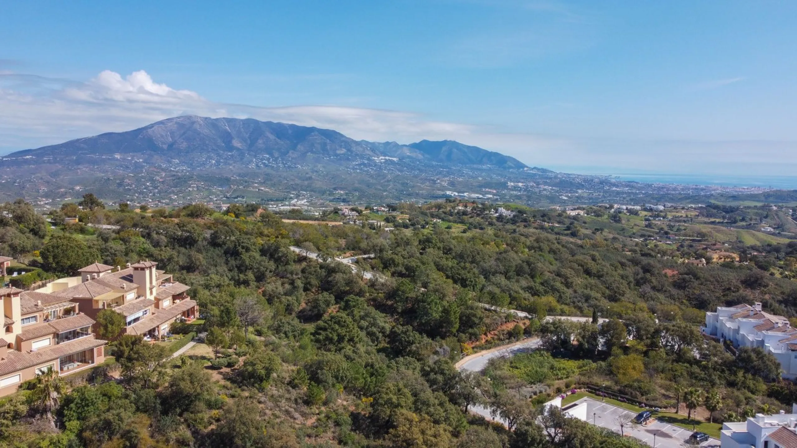 This spacious well-maintained and competitively priced, two-bedroom ground floor apartment, featuring a private terrace and 97m² private garden, offers a peaceful retreat in the prestigious La Mairena area. Nestled in the foothills of the Sierra de las Ni