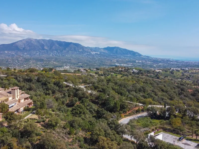 This spacious well-maintained and competitively priced, two-bedroom ground floor apartment, featuring a private terrace and 97m² private garden, offers a peaceful retreat in the prestigious La Mairena area. Nestled in the foothills of the Sierra de las Ni