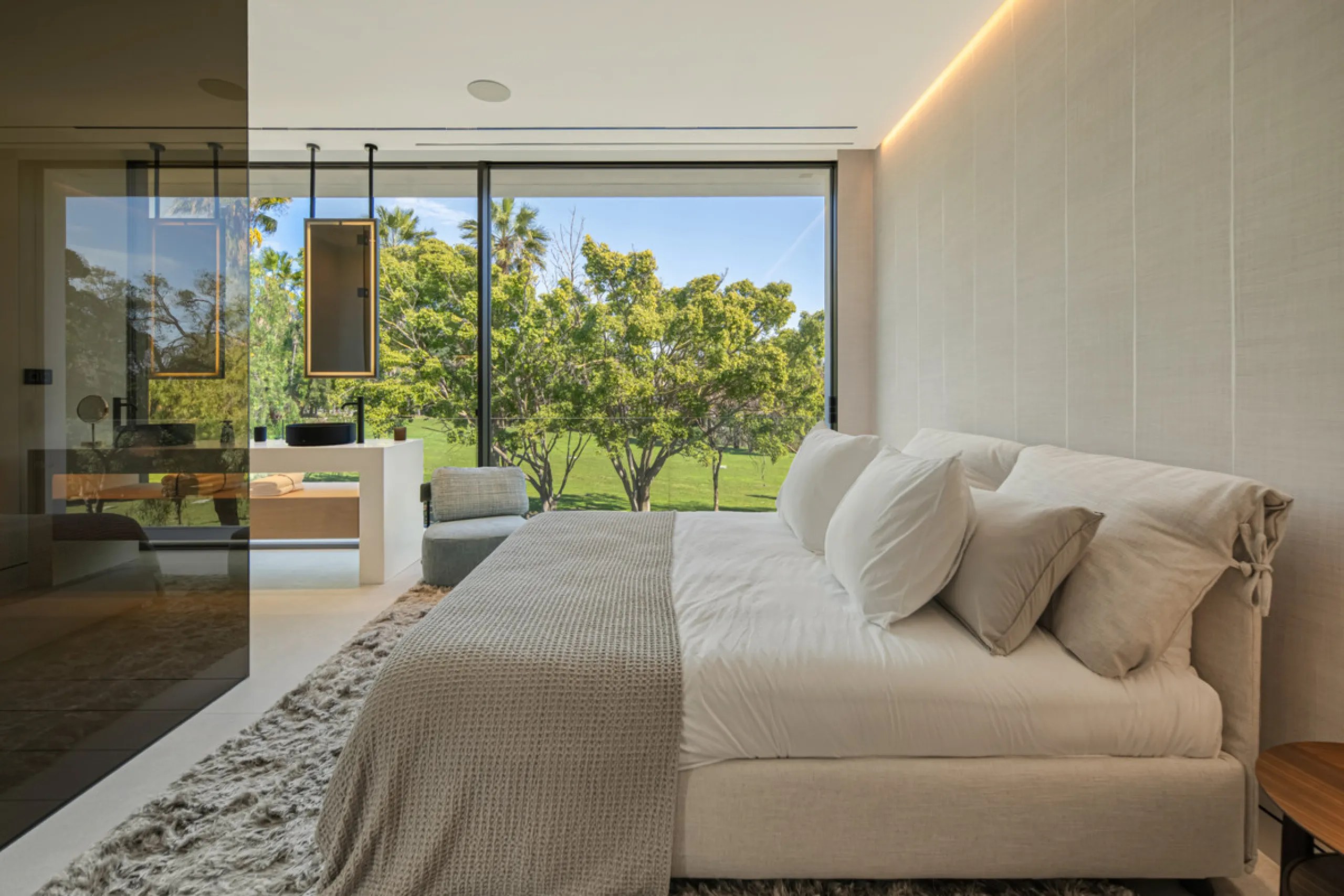 House - Semi-Detached House в продаже в Marbella, Málaga. В доме 3 спален и 5 ванных комнат. Площадь дома 373 м²