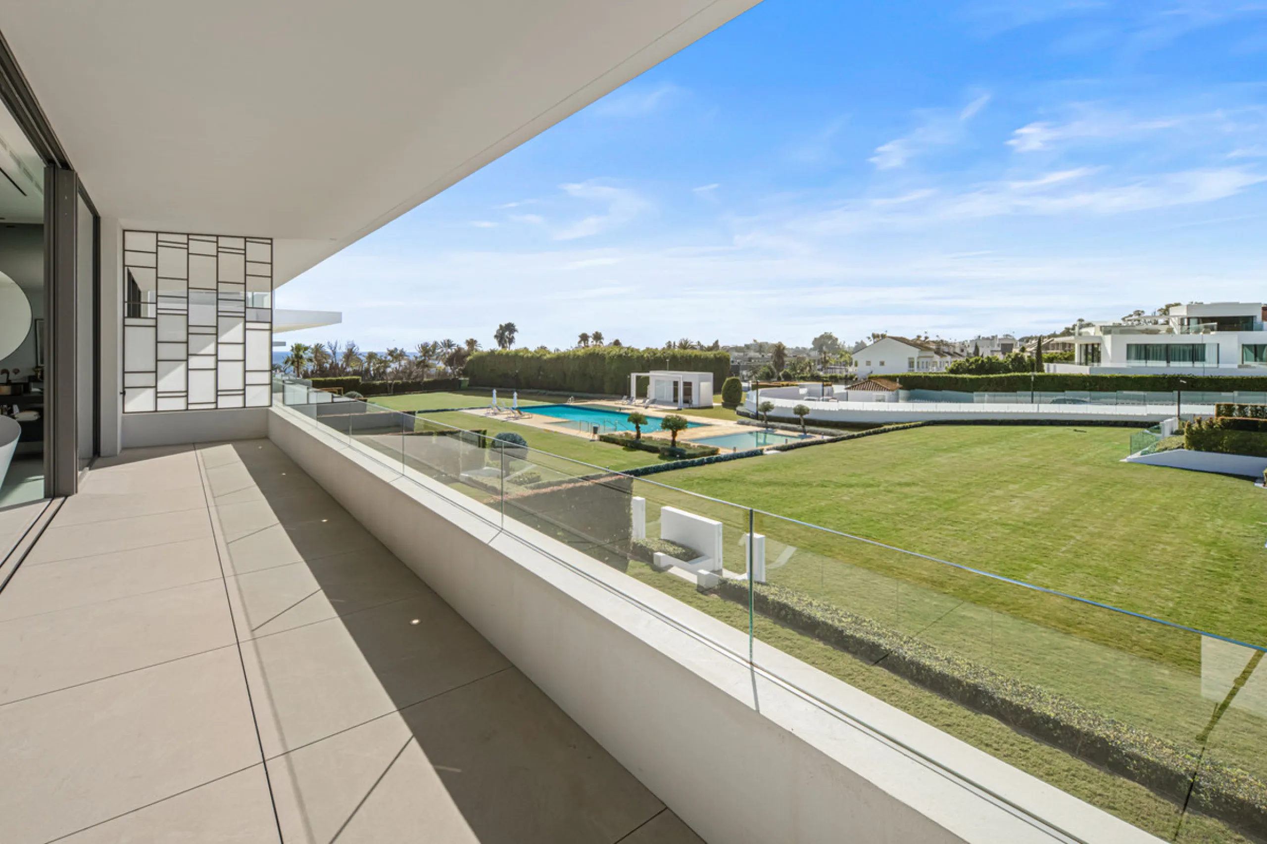 House - Semi-Detached House в продаже в Marbella, Málaga. В доме 3 спален и 5 ванных комнат. Площадь дома 373 м²