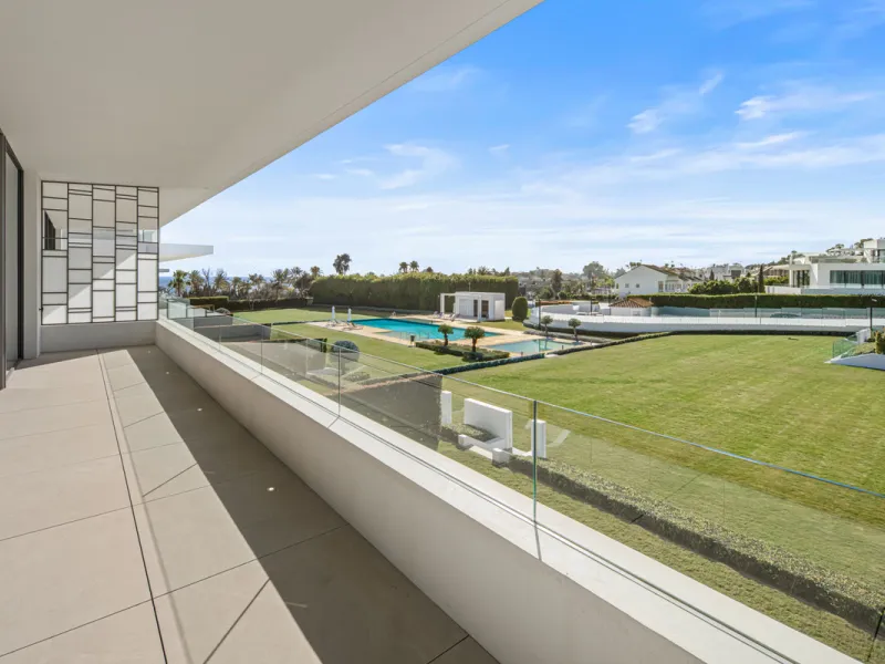 House - Semi-Detached House в продаже в Marbella, Málaga. В доме 3 спален и 5 ванных комнат. Площадь дома 373 м²