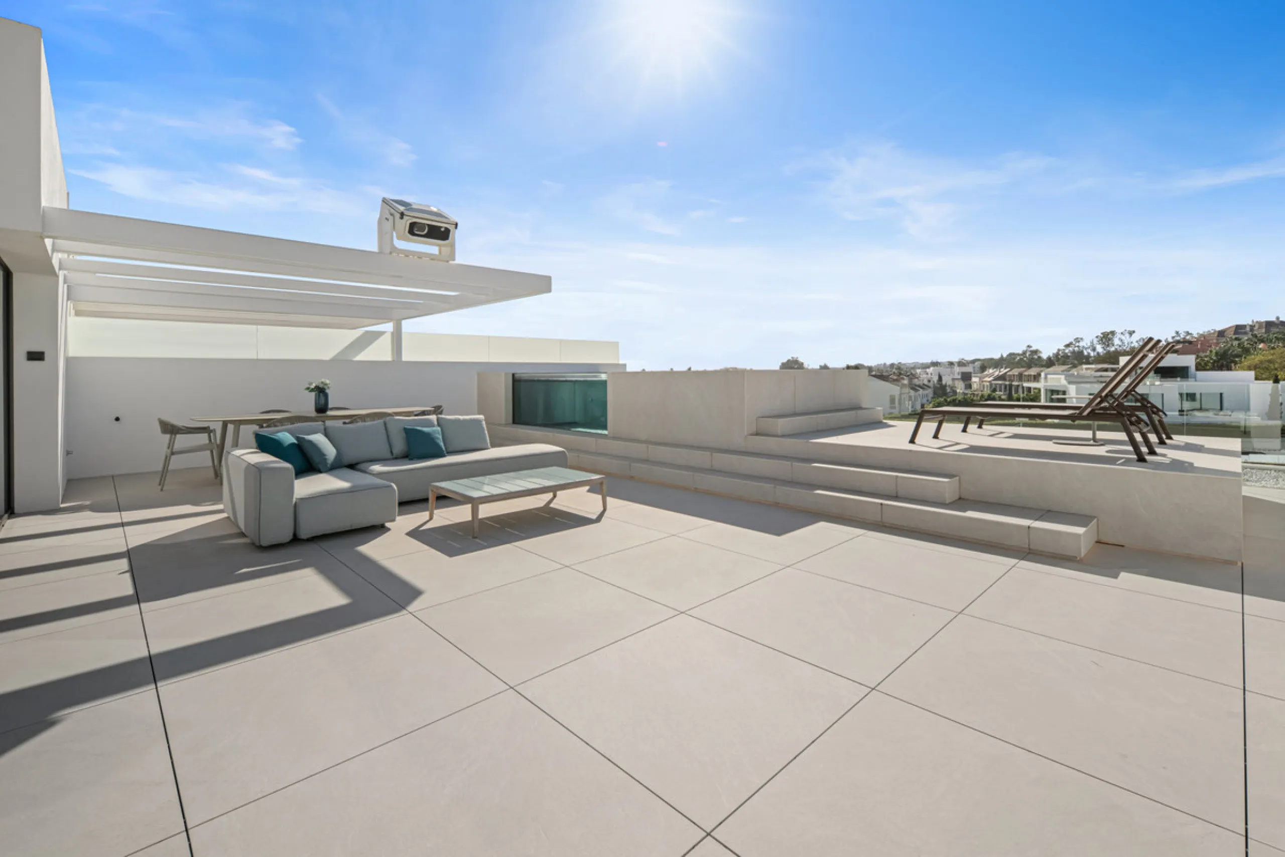 House - Semi-Detached House в продаже в Marbella, Málaga. В доме 3 спален и 5 ванных комнат. Площадь дома 373 м²
