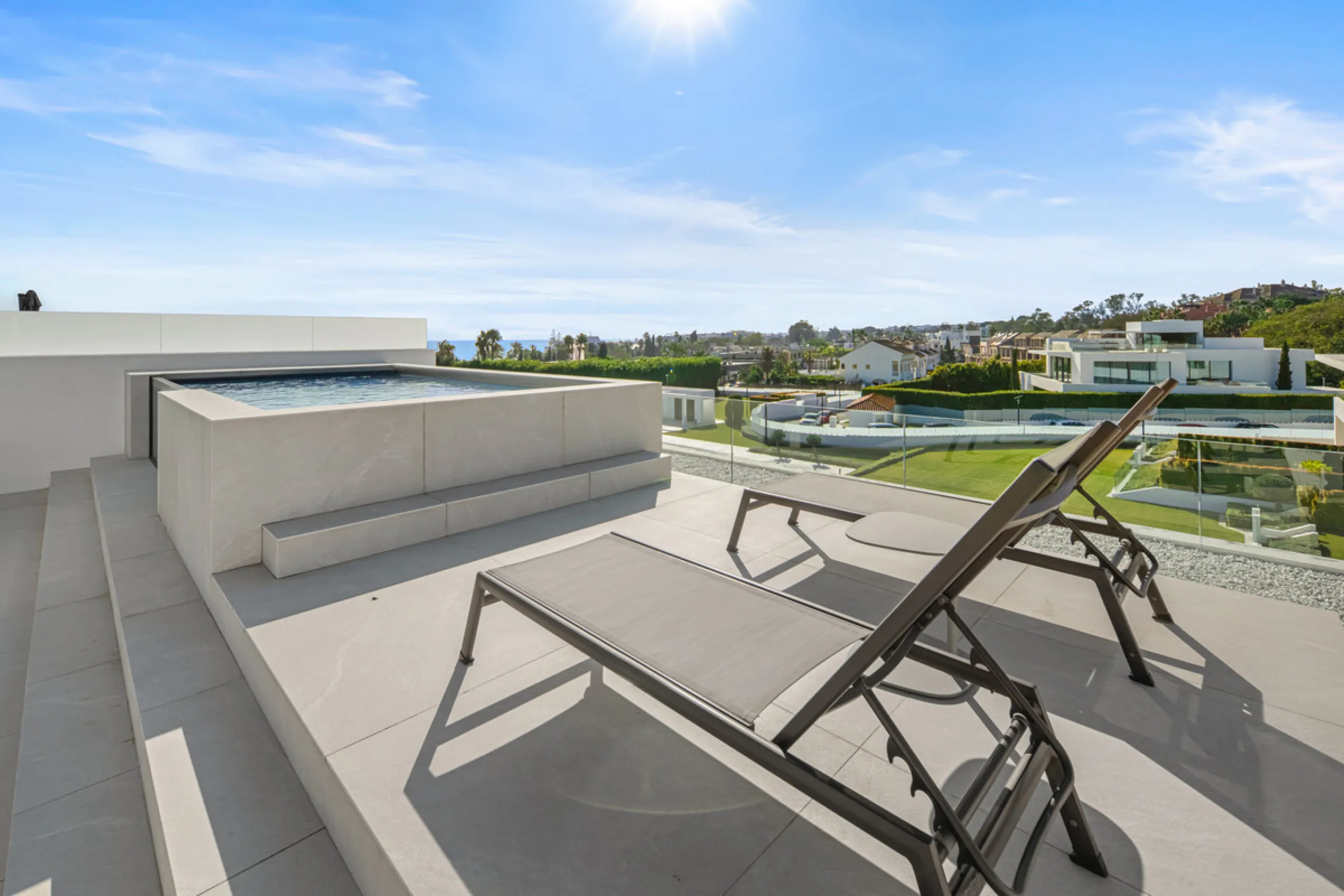 House - Semi-Detached House в продаже в Marbella, Málaga. В доме 3 спален и 5 ванных комнат. Площадь дома 373 м²