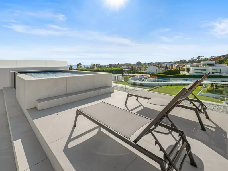 House - Semi-Detached House в продаже в Marbella, Málaga. В доме 3 спален и 5 ванных комнат. Площадь дома 373 м²