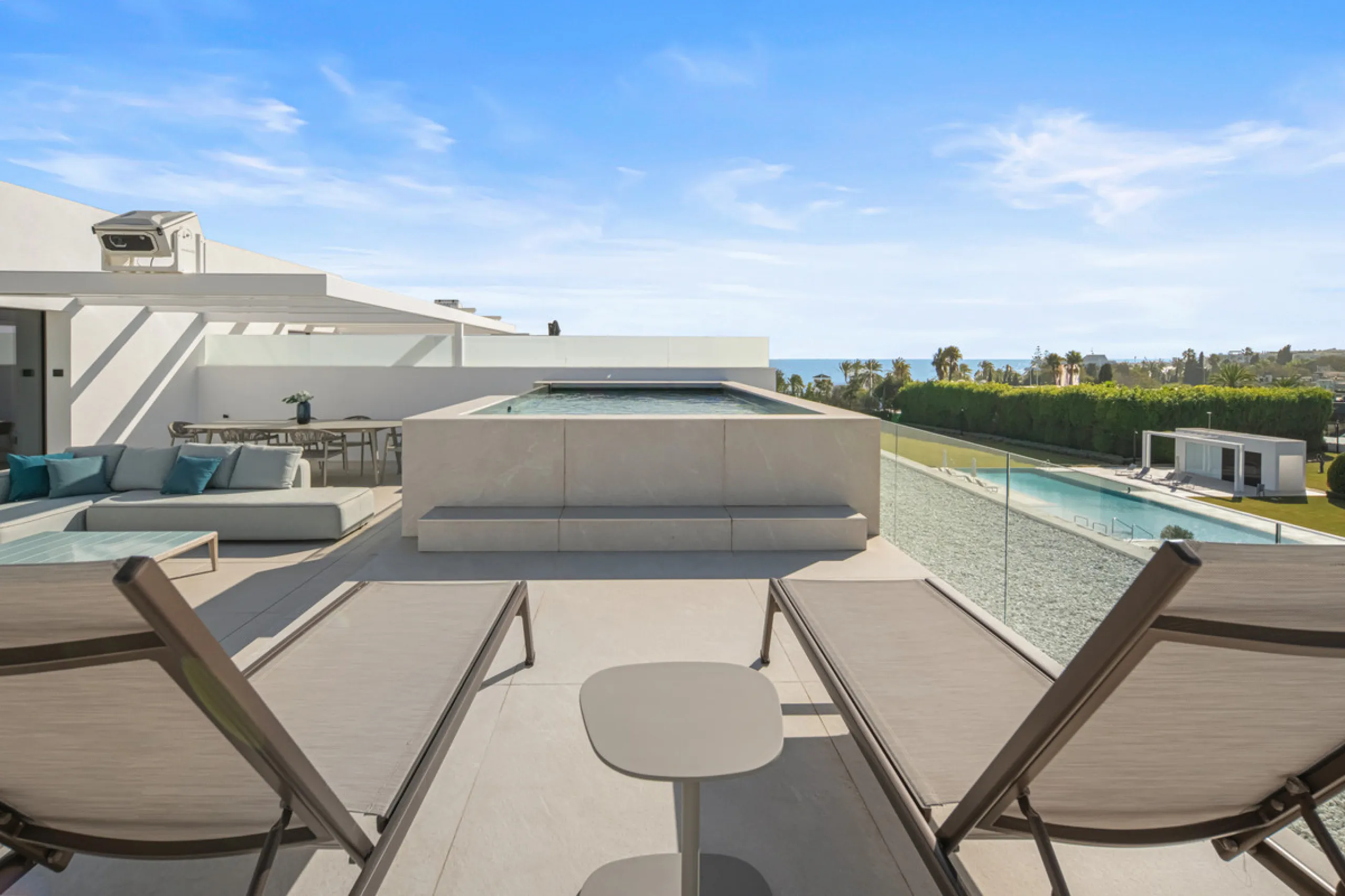 House - Semi-Detached House в продаже в Marbella, Málaga. В доме 3 спален и 5 ванных комнат. Площадь дома 373 м²