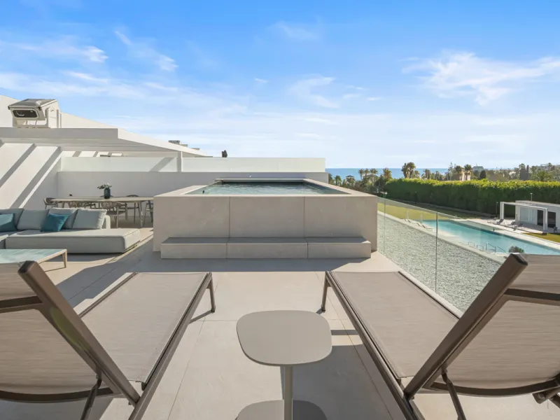 House - Semi-Detached House в продаже в Marbella, Málaga. В доме 3 спален и 5 ванных комнат. Площадь дома 373 м²