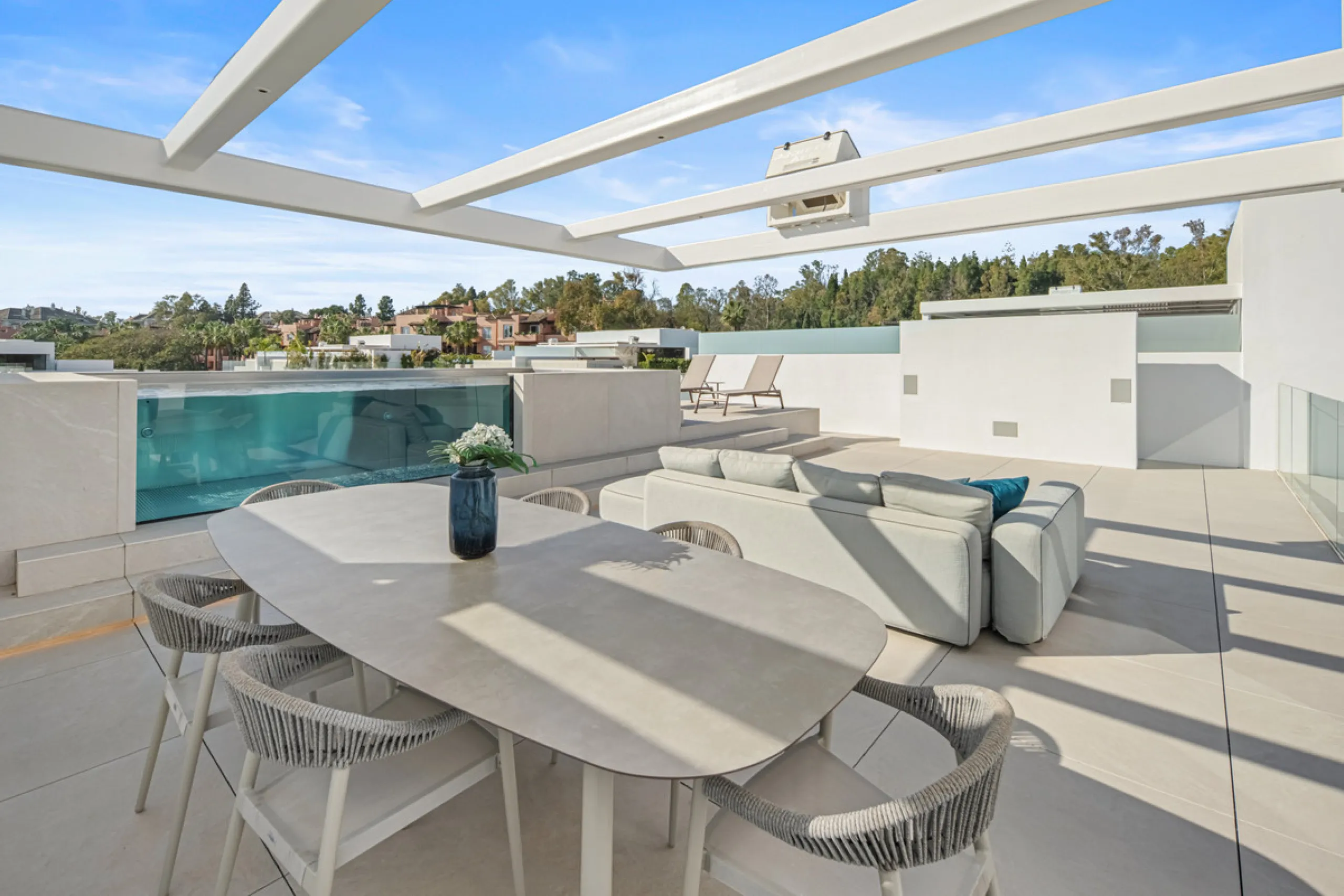 House - Semi-Detached House в продаже в Marbella, Málaga. В доме 3 спален и 5 ванных комнат. Площадь дома 373 м²