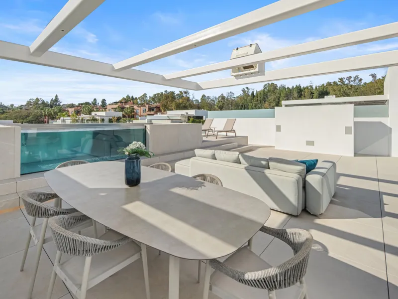 House - Semi-Detached House в продаже в Marbella, Málaga. В доме 3 спален и 5 ванных комнат. Площадь дома 373 м²