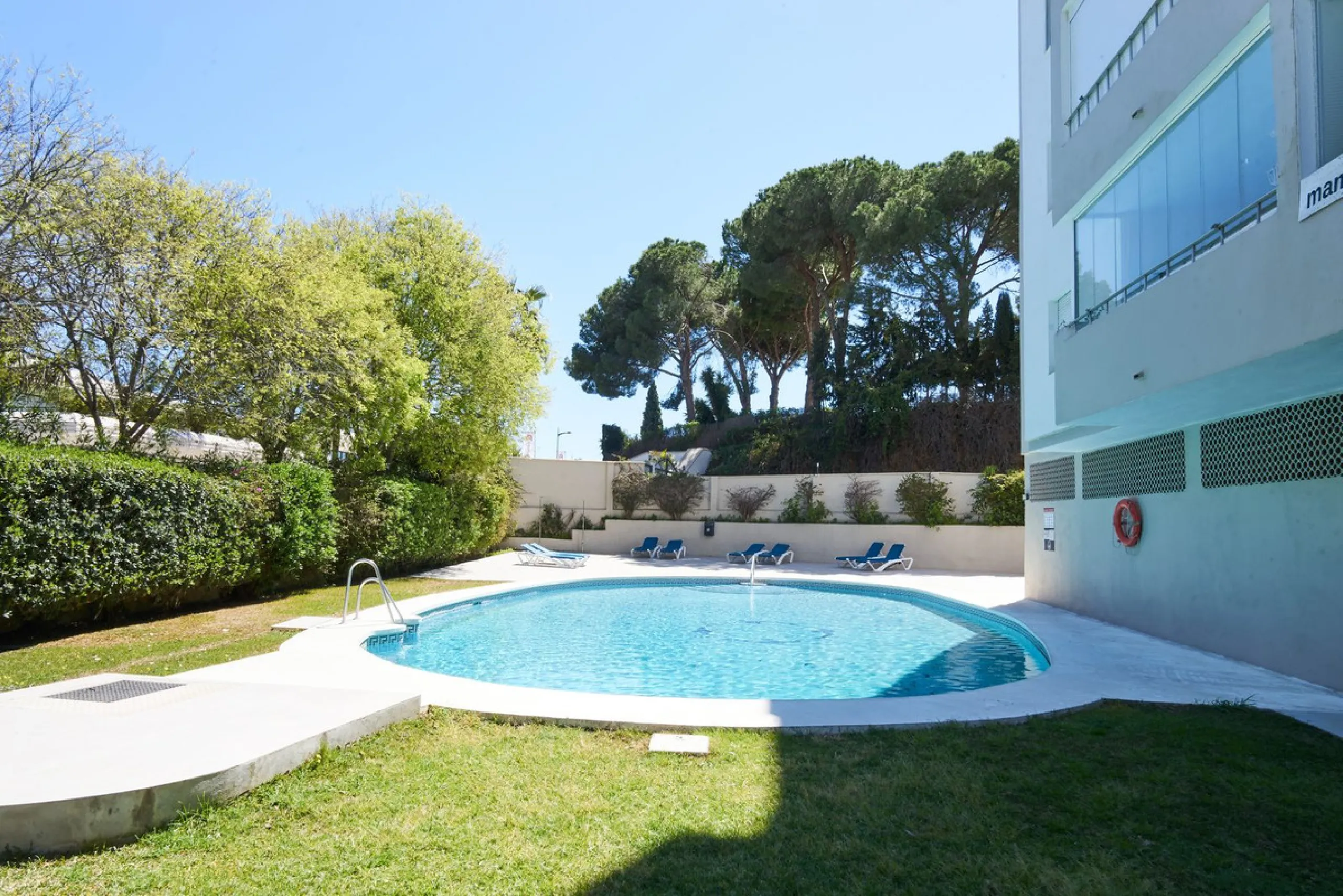 Fully Renovated 2-Bedroom Apartment for Sale in Conjunto Casaño – Nueva Andalucía