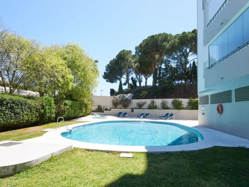 Fully Renovated 2-Bedroom Apartment for Sale in Conjunto Casaño – Nueva Andalucía
