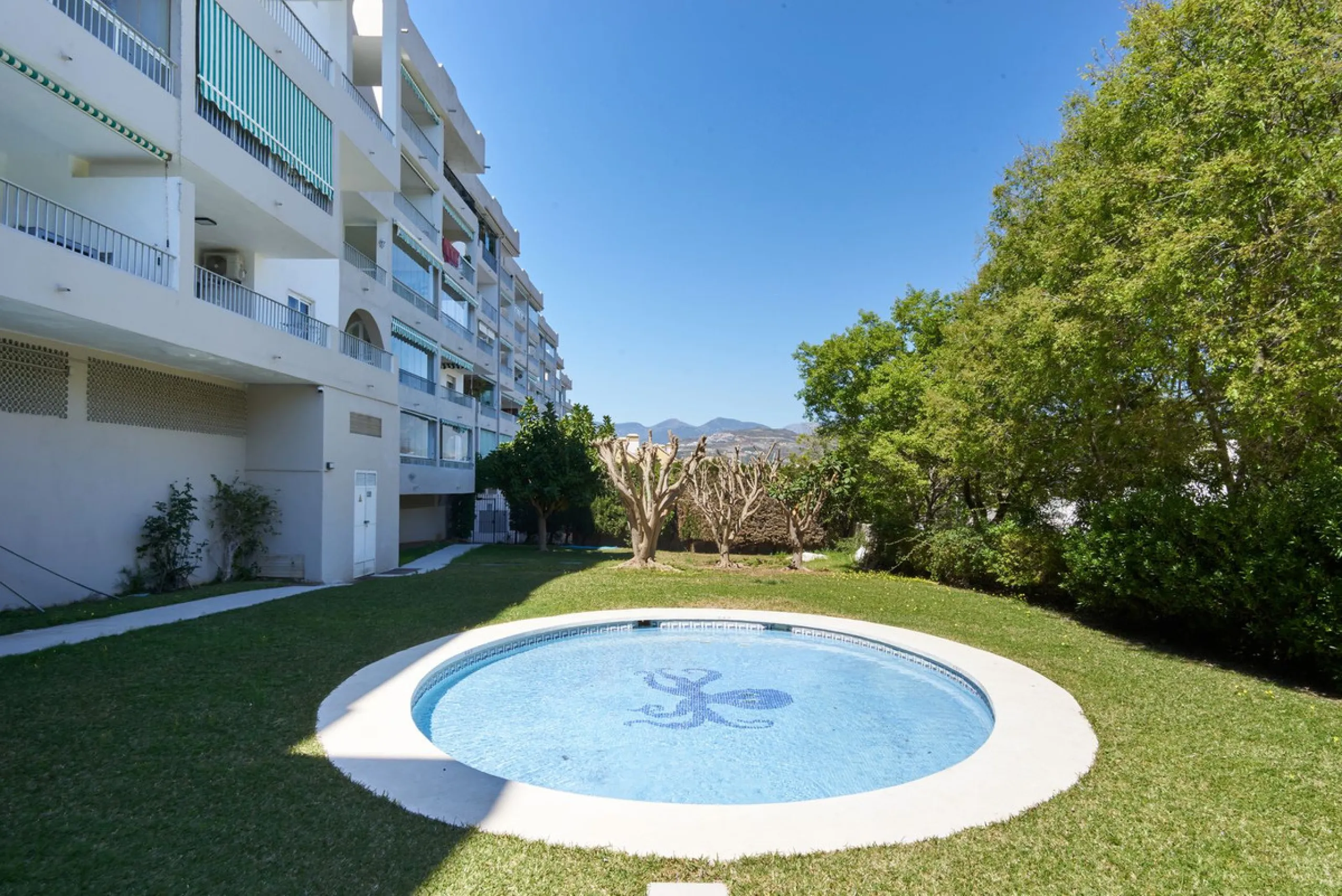 Fully Renovated 2-Bedroom Apartment for Sale in Conjunto Casaño – Nueva Andalucía