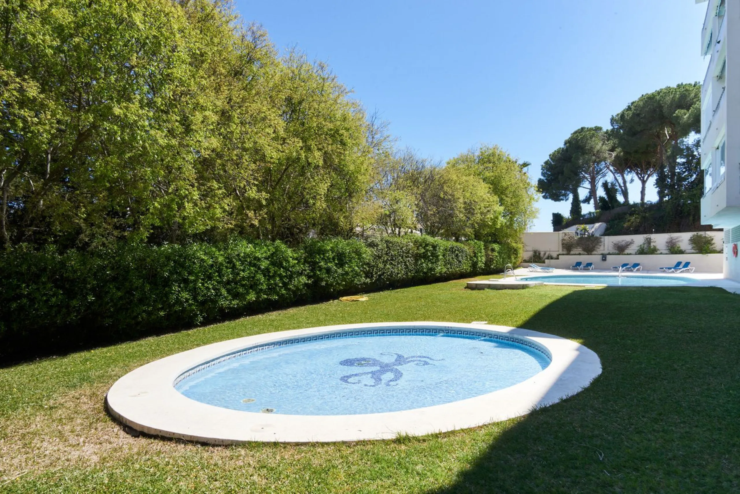 Fully Renovated 2-Bedroom Apartment for Sale in Conjunto Casaño – Nueva Andalucía