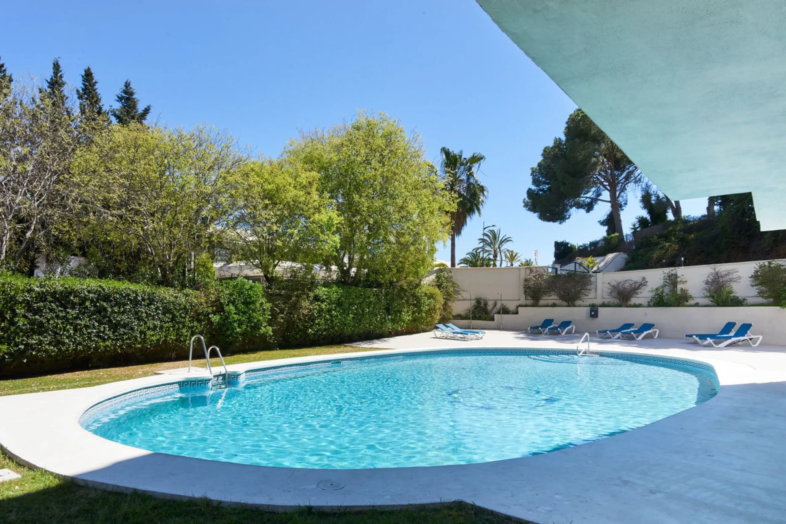 Fully Renovated 2-Bedroom Apartment for Sale in Conjunto Casaño – Nueva Andalucía