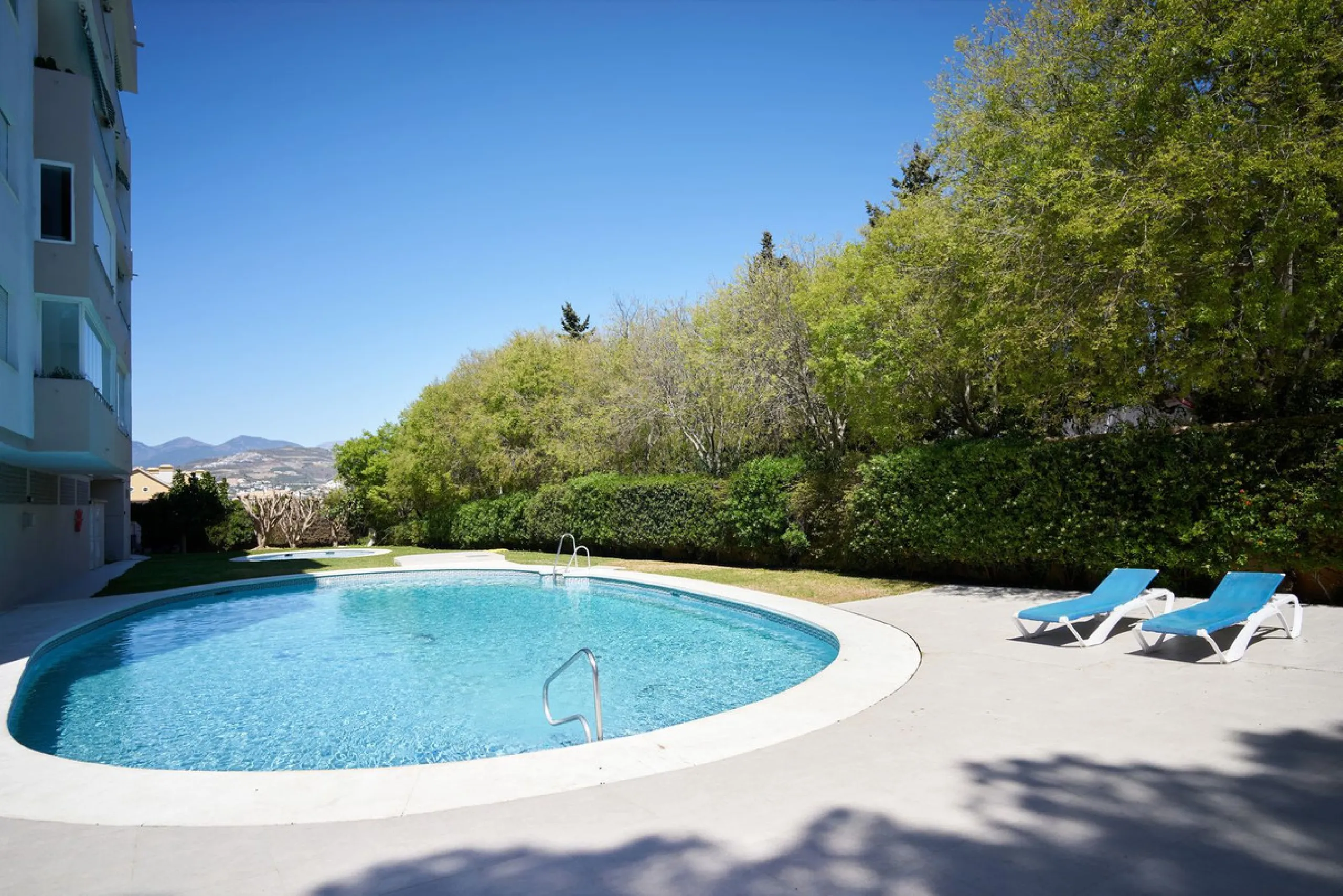 Fully Renovated 2-Bedroom Apartment for Sale in Conjunto Casaño – Nueva Andalucía