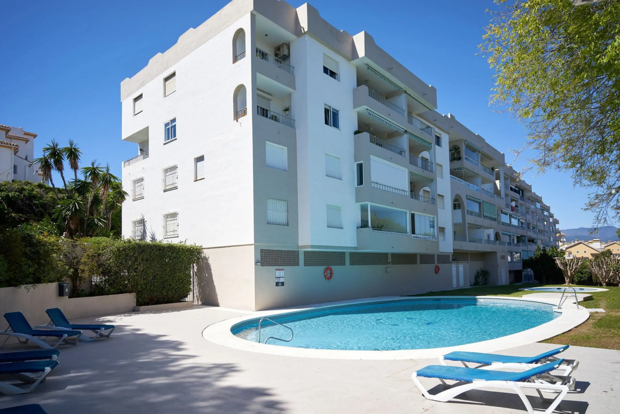 Fully Renovated 2-Bedroom Apartment for Sale in Conjunto Casaño – Nueva Andalucía