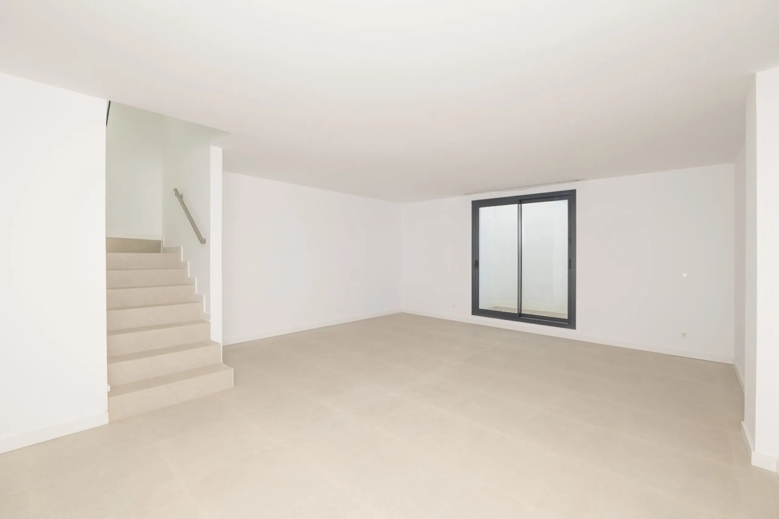 Magnificent high-end semi-detached villa located in the Serene Atalaya development, Estepona, Málaga, set within one of the most prestigious and sought-after residential areas of the Costa del Sol. The New Golden Mile has established itself as a benchmark