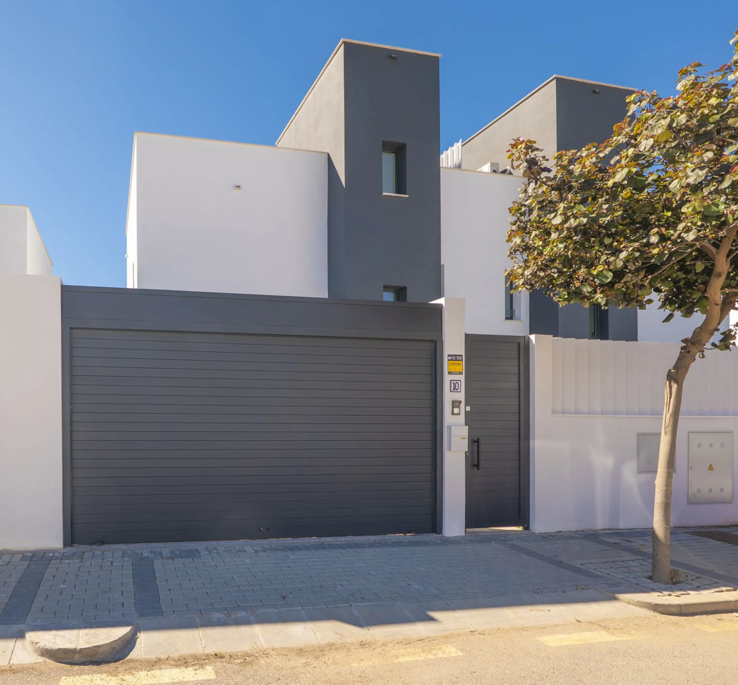 Magnificent high-end semi-detached villa located in the Serene Atalaya development, Estepona, Málaga, set within one of the most prestigious and sought-after residential areas of the Costa del Sol. The New Golden Mile has established itself as a benchmark