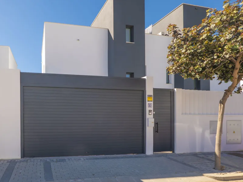 Magnificent high-end semi-detached villa located in the Serene Atalaya development, Estepona, Málaga, set within one of the most prestigious and sought-after residential areas of the Costa del Sol. The New Golden Mile has established itself as a benchmark