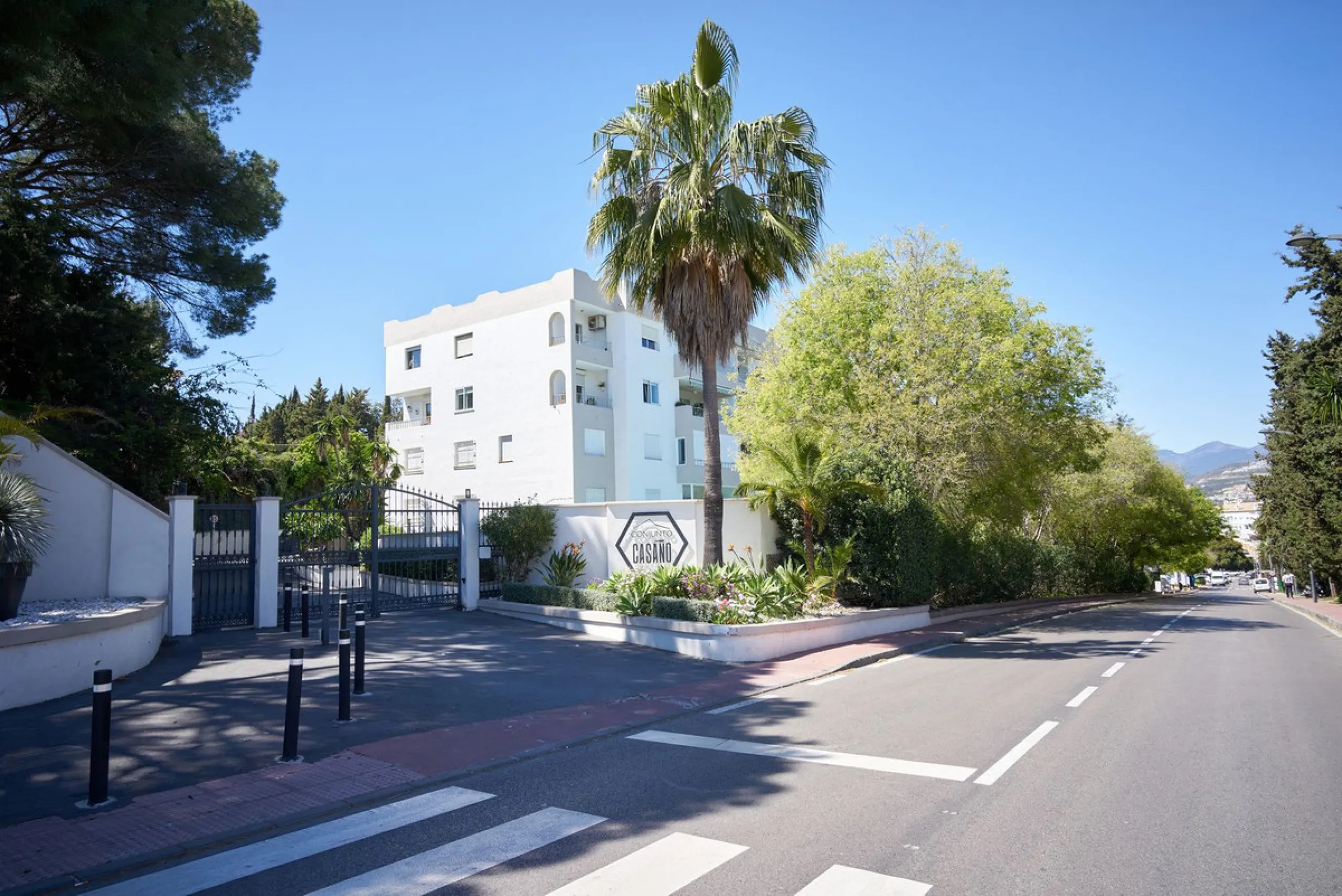 Fully Renovated 2-Bedroom Apartment for Sale in Conjunto Casaño – Nueva Andalucía