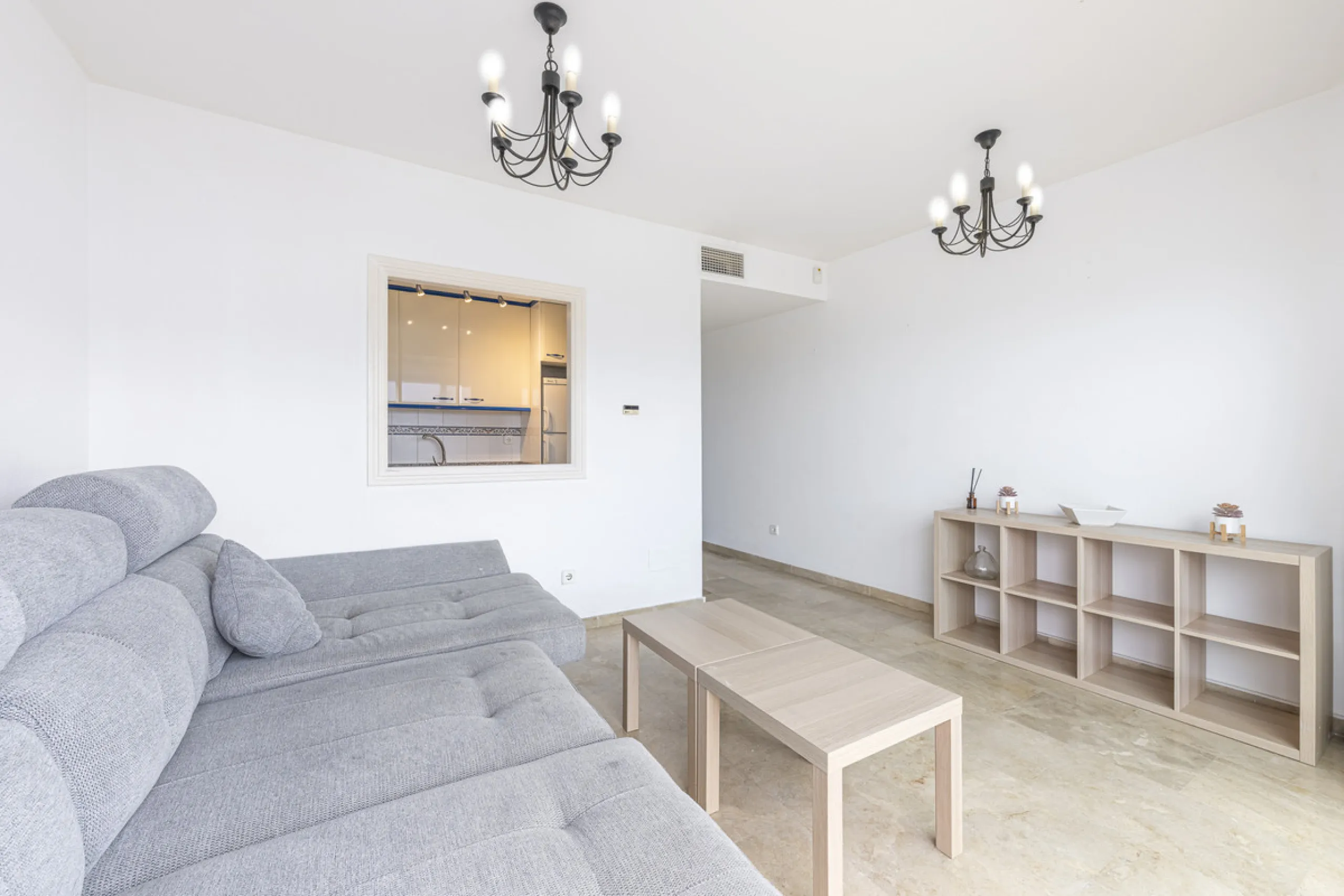 Beautiful 2-bedroom, 2-bathroom duplex penthouse with outstanding sea views, located in a well-maintained and highly sought-after community.