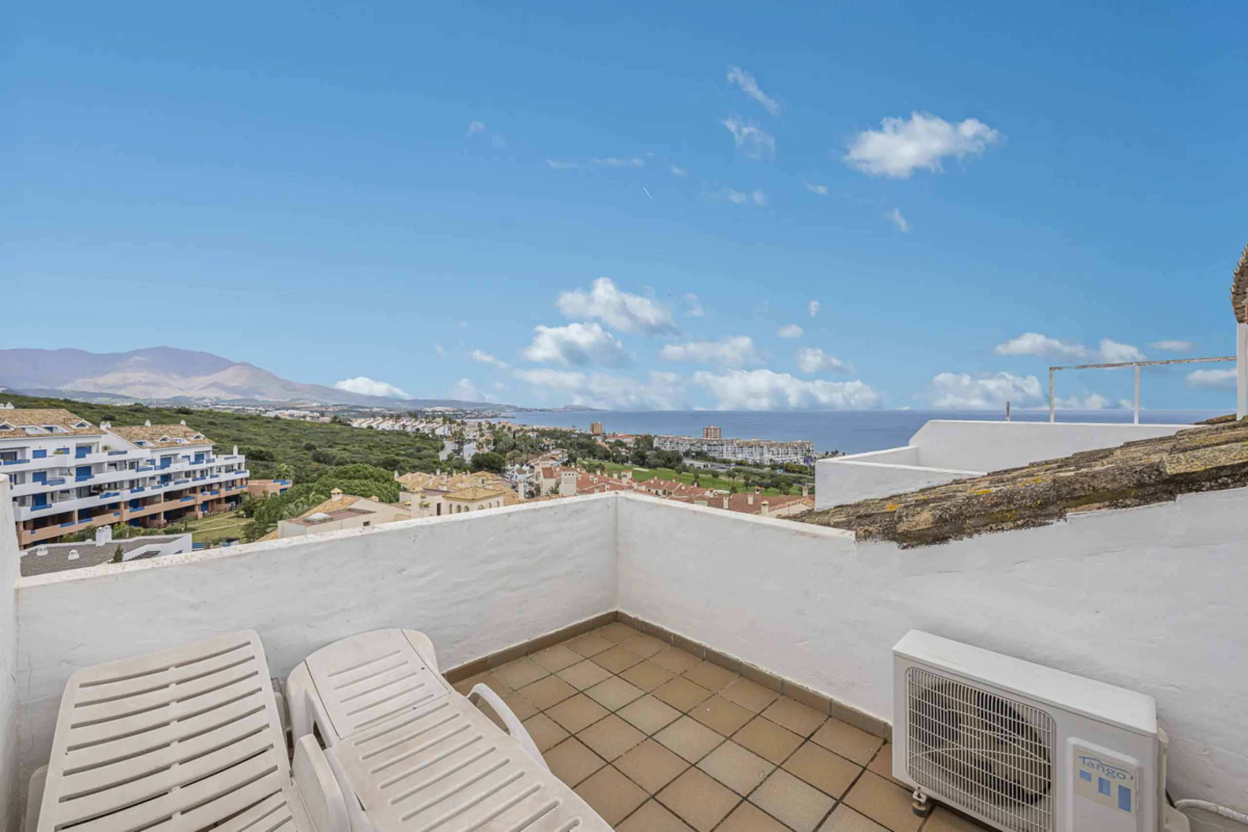 Beautiful 2-bedroom, 2-bathroom duplex penthouse with outstanding sea views, located in a well-maintained and highly sought-after community.