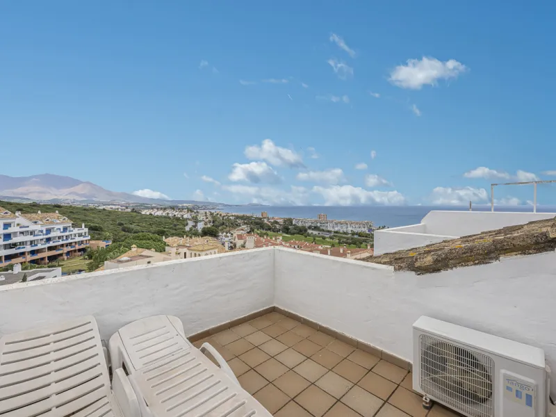 Beautiful 2-bedroom, 2-bathroom duplex penthouse with outstanding sea views, located in a well-maintained and highly sought-after community.