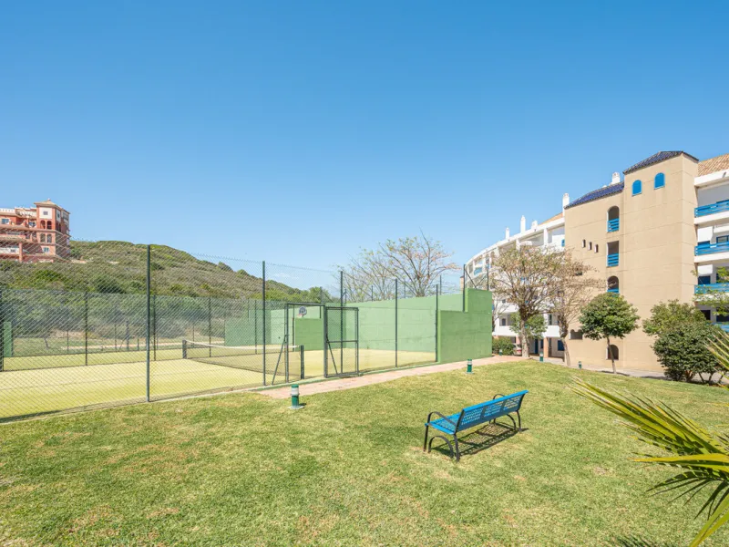 Beautiful 2-bedroom, 2-bathroom duplex penthouse with outstanding sea views, located in a well-maintained and highly sought-after community.