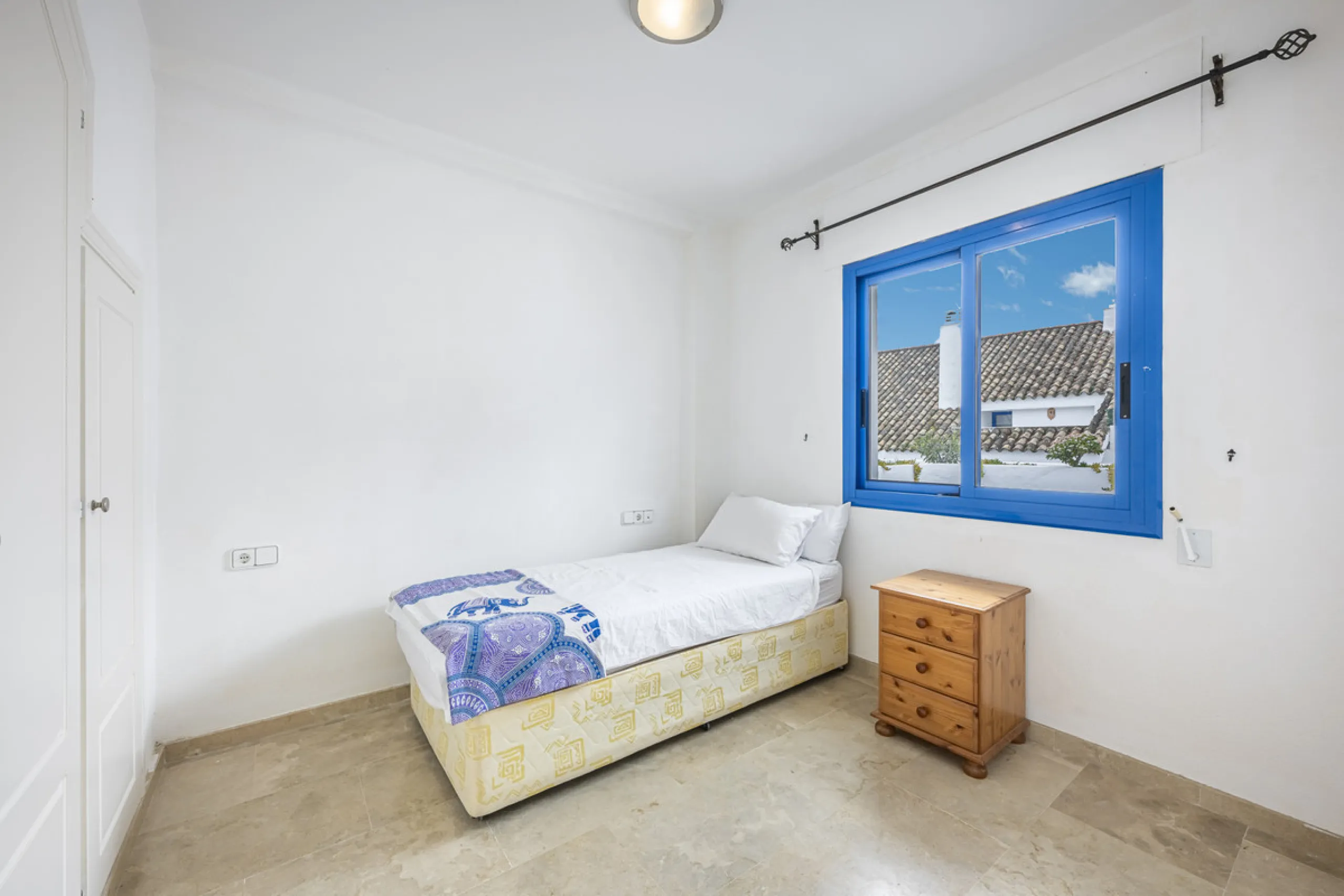 Beautiful 2-bedroom, 2-bathroom duplex penthouse with outstanding sea views, located in a well-maintained and highly sought-after community.
