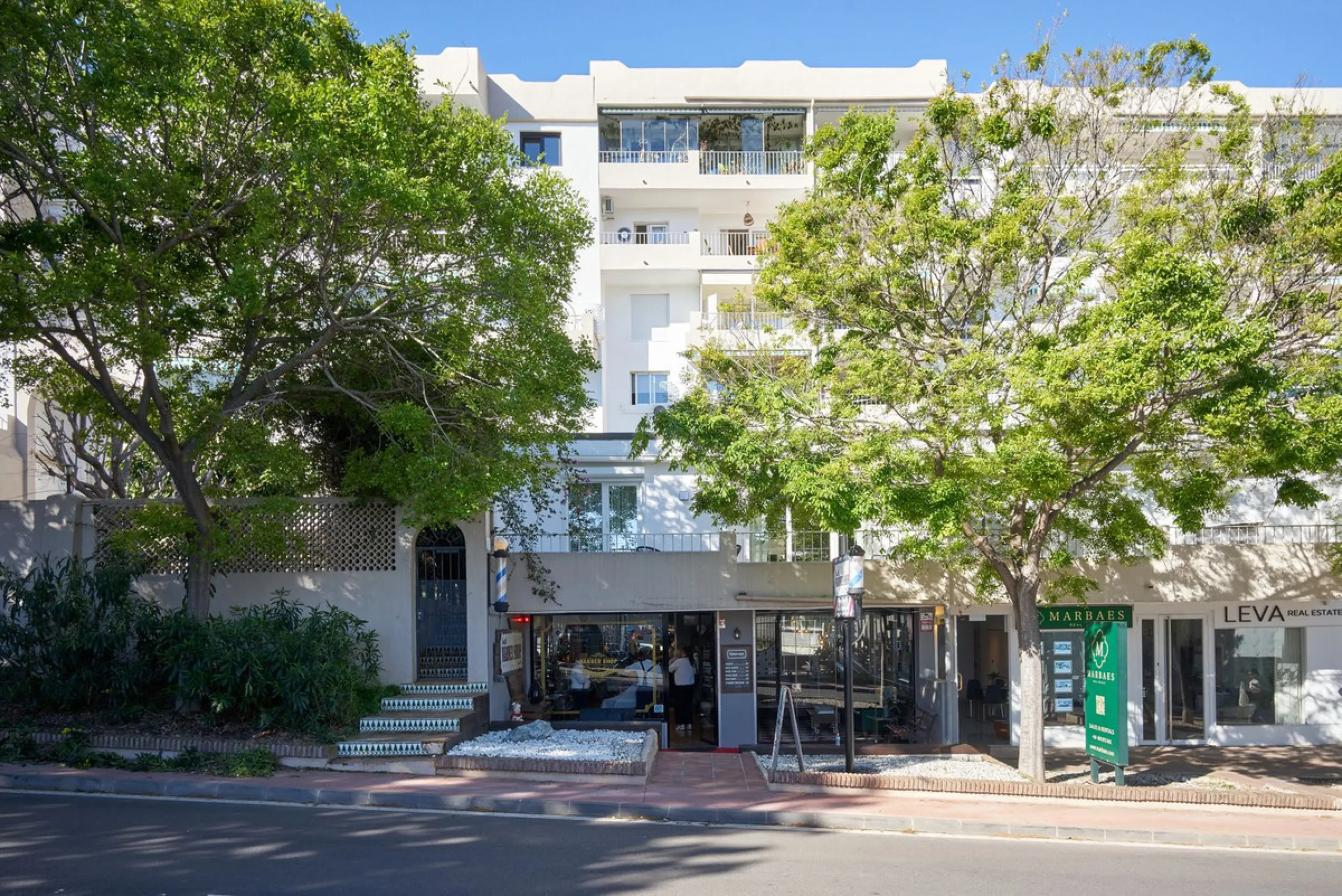 Fully Renovated 2-Bedroom Apartment for Sale in Conjunto Casaño – Nueva Andalucía