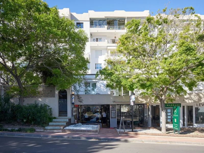 Fully Renovated 2-Bedroom Apartment for Sale in Conjunto Casaño – Nueva Andalucía
