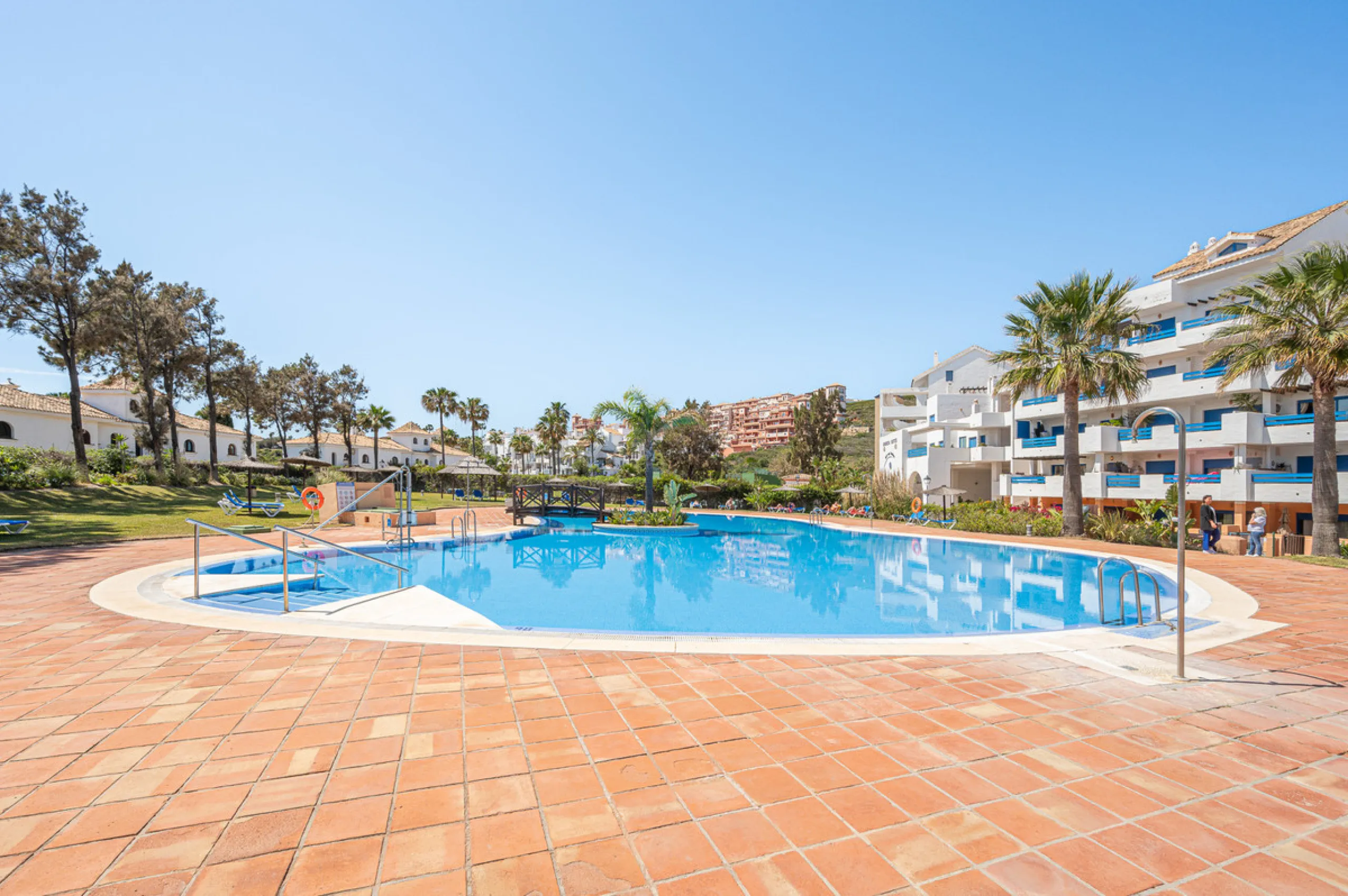 Beautiful 2-bedroom, 2-bathroom duplex penthouse with outstanding sea views, located in a well-maintained and highly sought-after community.