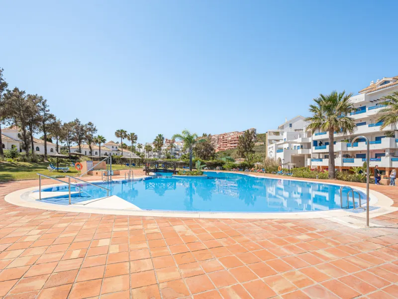 Beautiful 2-bedroom, 2-bathroom duplex penthouse with outstanding sea views, located in a well-maintained and highly sought-after community.