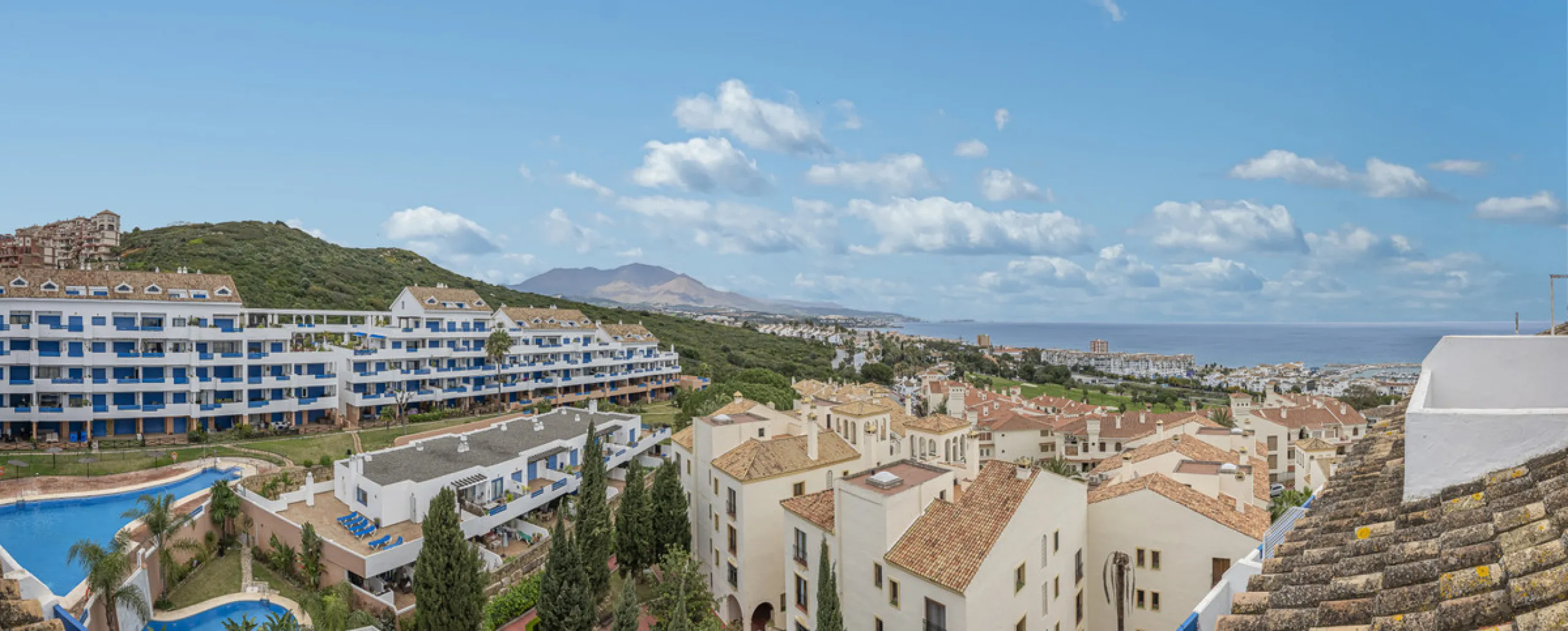 Beautiful 2-bedroom, 2-bathroom duplex penthouse with outstanding sea views, located in a well-maintained and highly sought-after community.