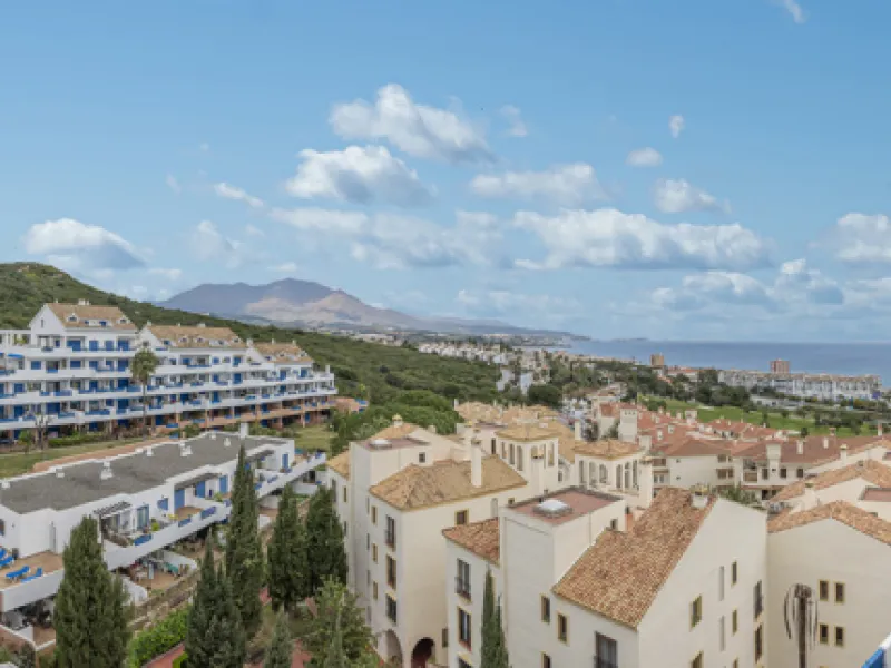 Beautiful 2-bedroom, 2-bathroom duplex penthouse with outstanding sea views, located in a well-maintained and highly sought-after community.