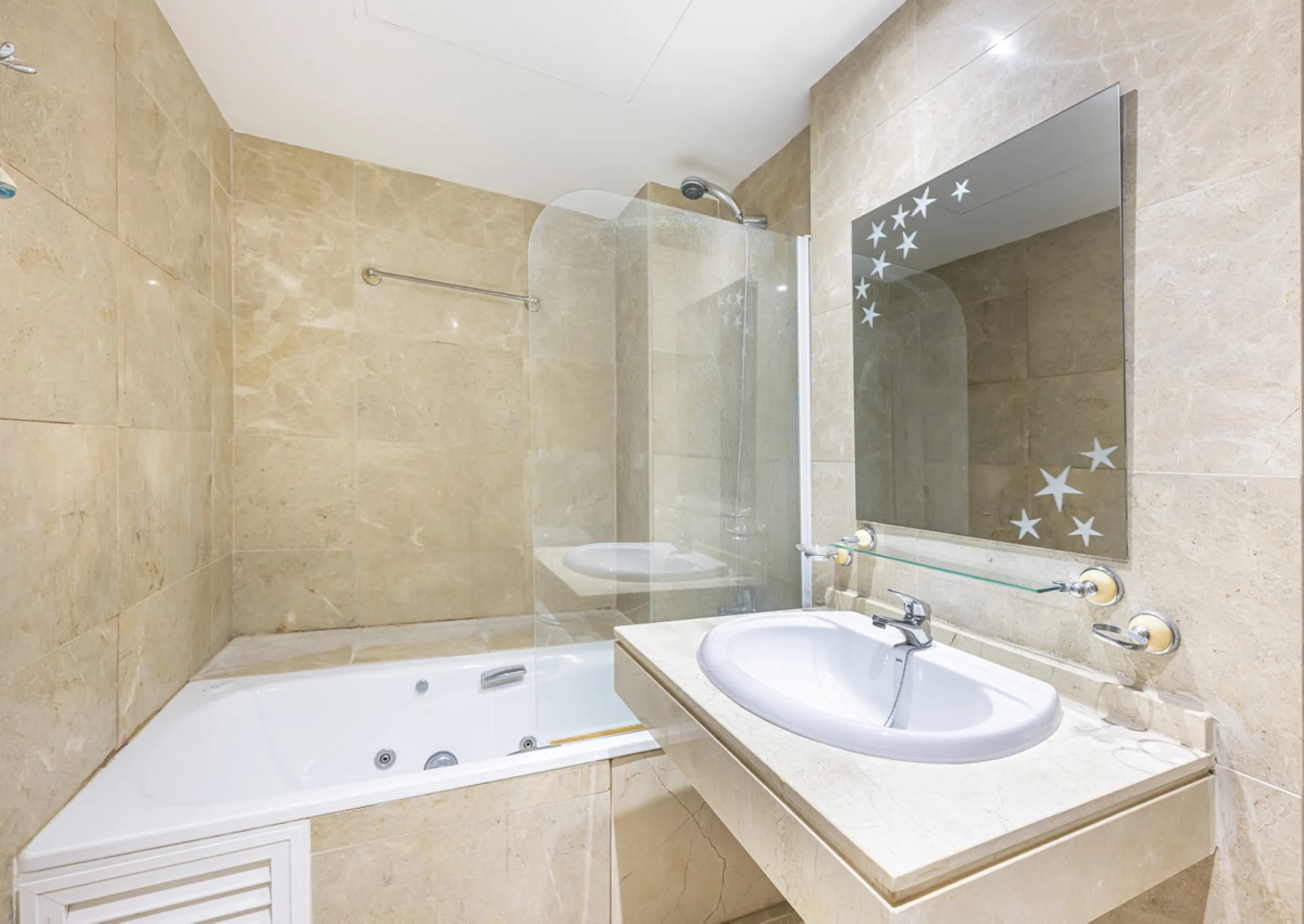 Beautiful 2-bedroom, 2-bathroom duplex penthouse with outstanding sea views, located in a well-maintained and highly sought-after community.