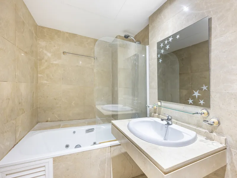 Beautiful 2-bedroom, 2-bathroom duplex penthouse with outstanding sea views, located in a well-maintained and highly sought-after community.