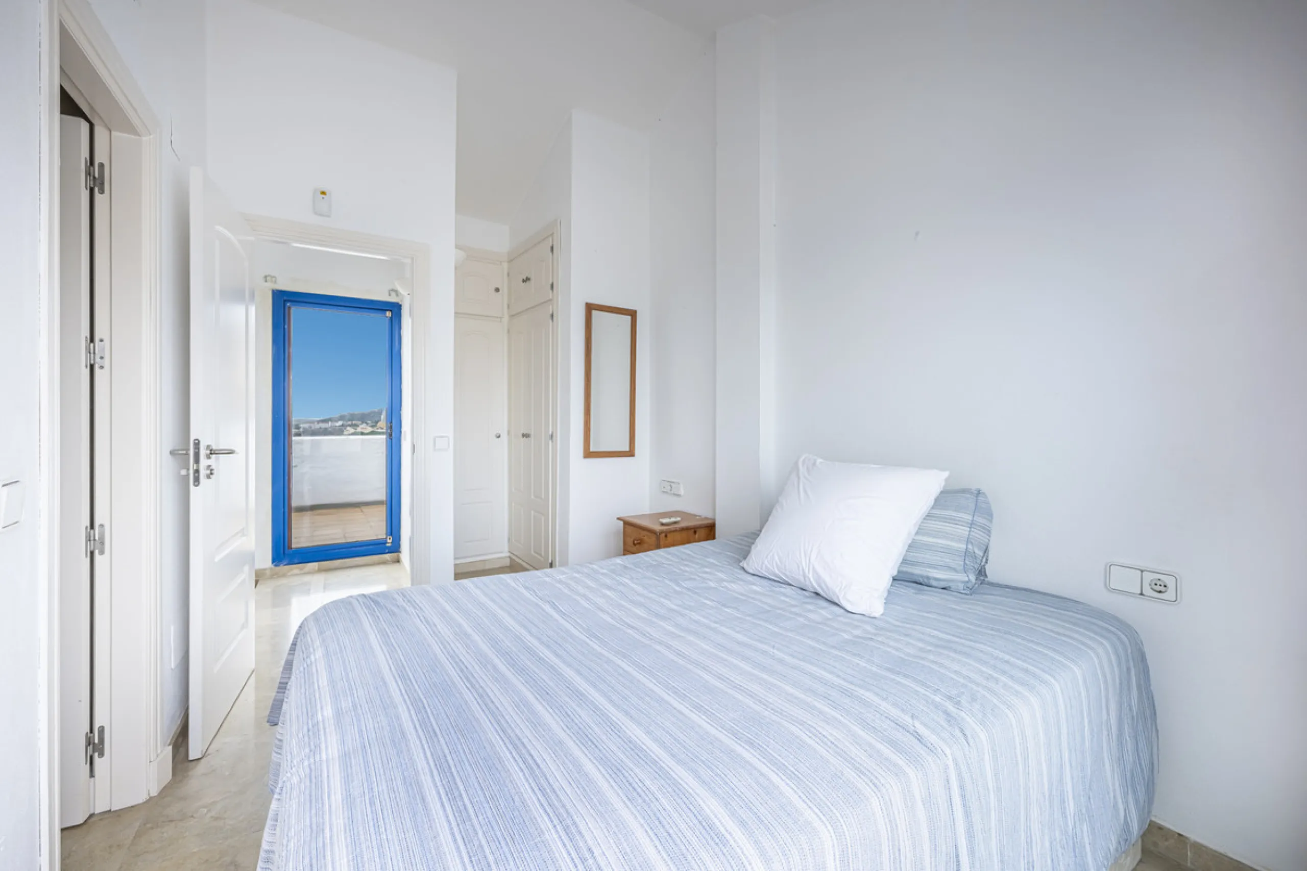 Beautiful 2-bedroom, 2-bathroom duplex penthouse with outstanding sea views, located in a well-maintained and highly sought-after community.