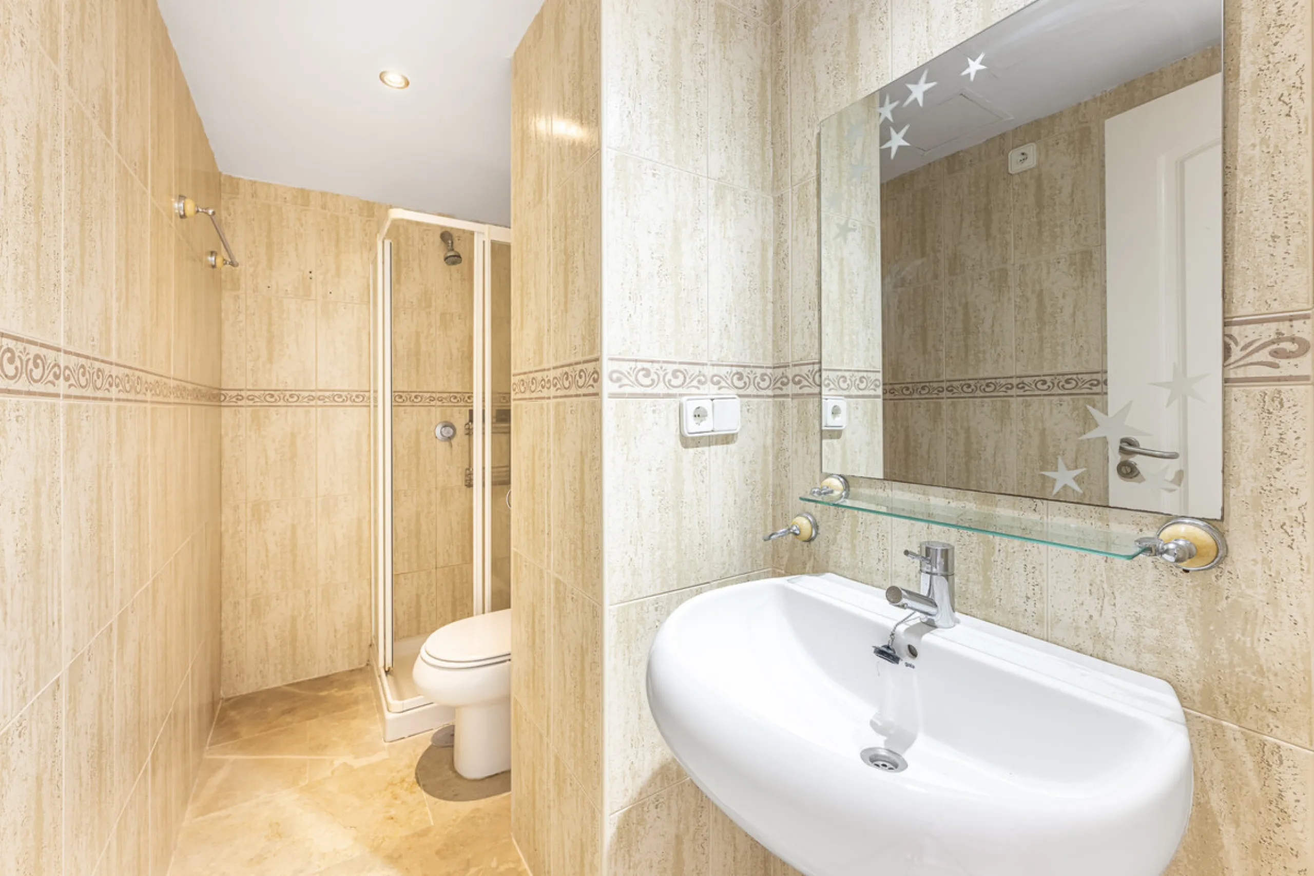 Beautiful 2-bedroom, 2-bathroom duplex penthouse with outstanding sea views, located in a well-maintained and highly sought-after community.