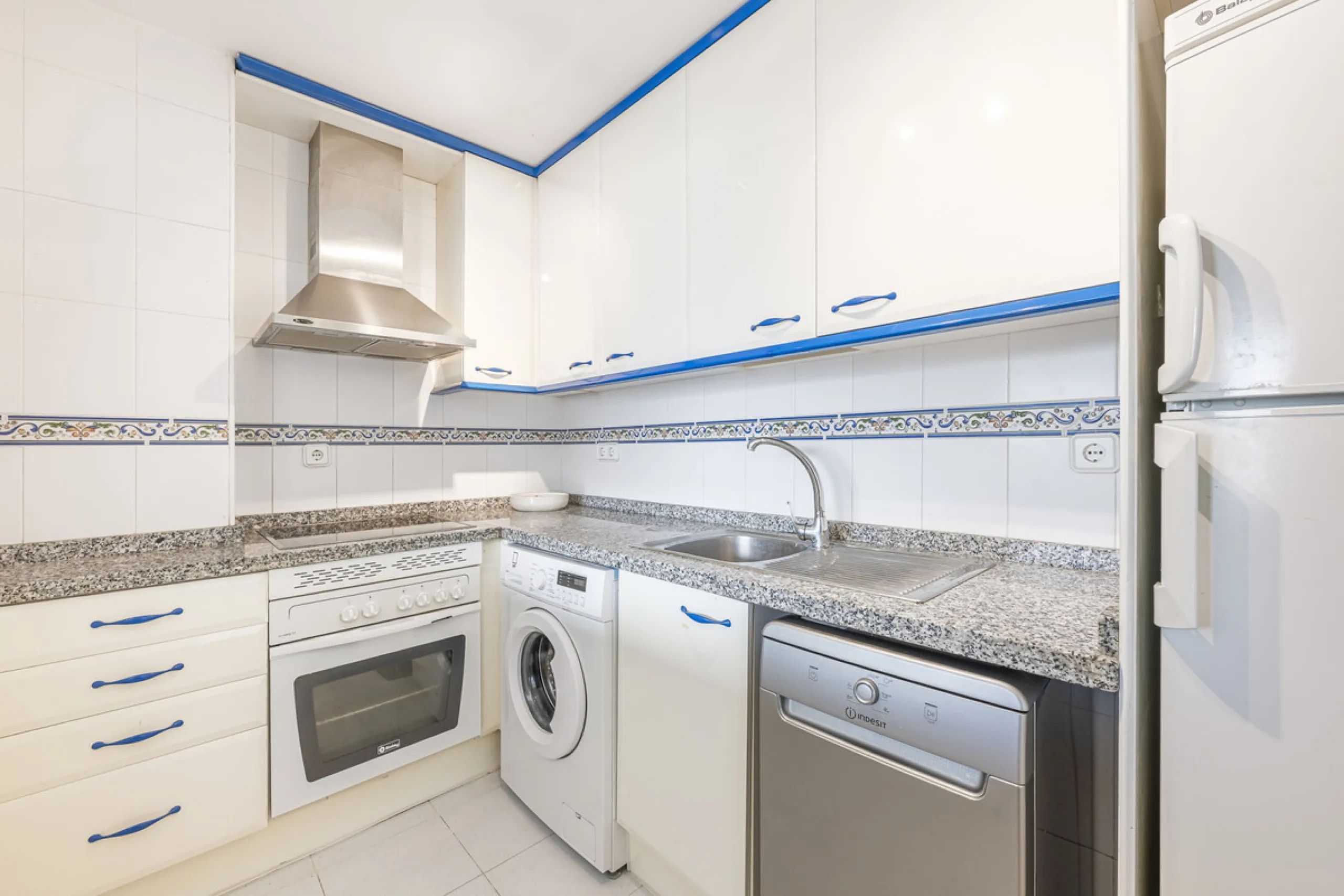 Beautiful 2-bedroom, 2-bathroom duplex penthouse with outstanding sea views, located in a well-maintained and highly sought-after community.