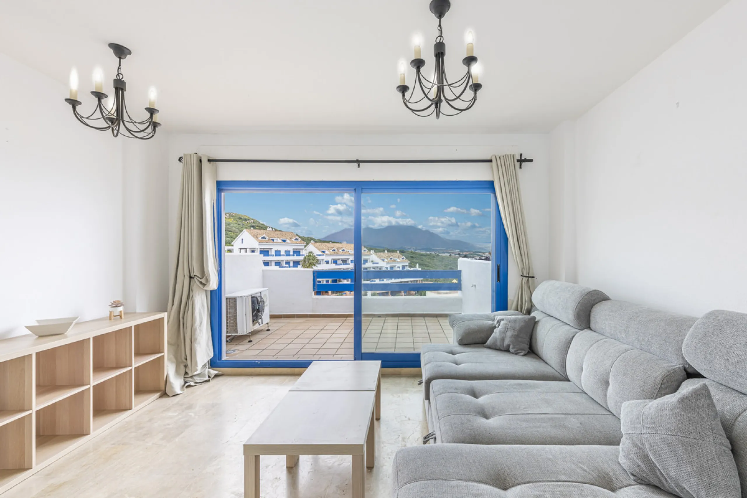 Beautiful 2-bedroom, 2-bathroom duplex penthouse with outstanding sea views, located in a well-maintained and highly sought-after community.