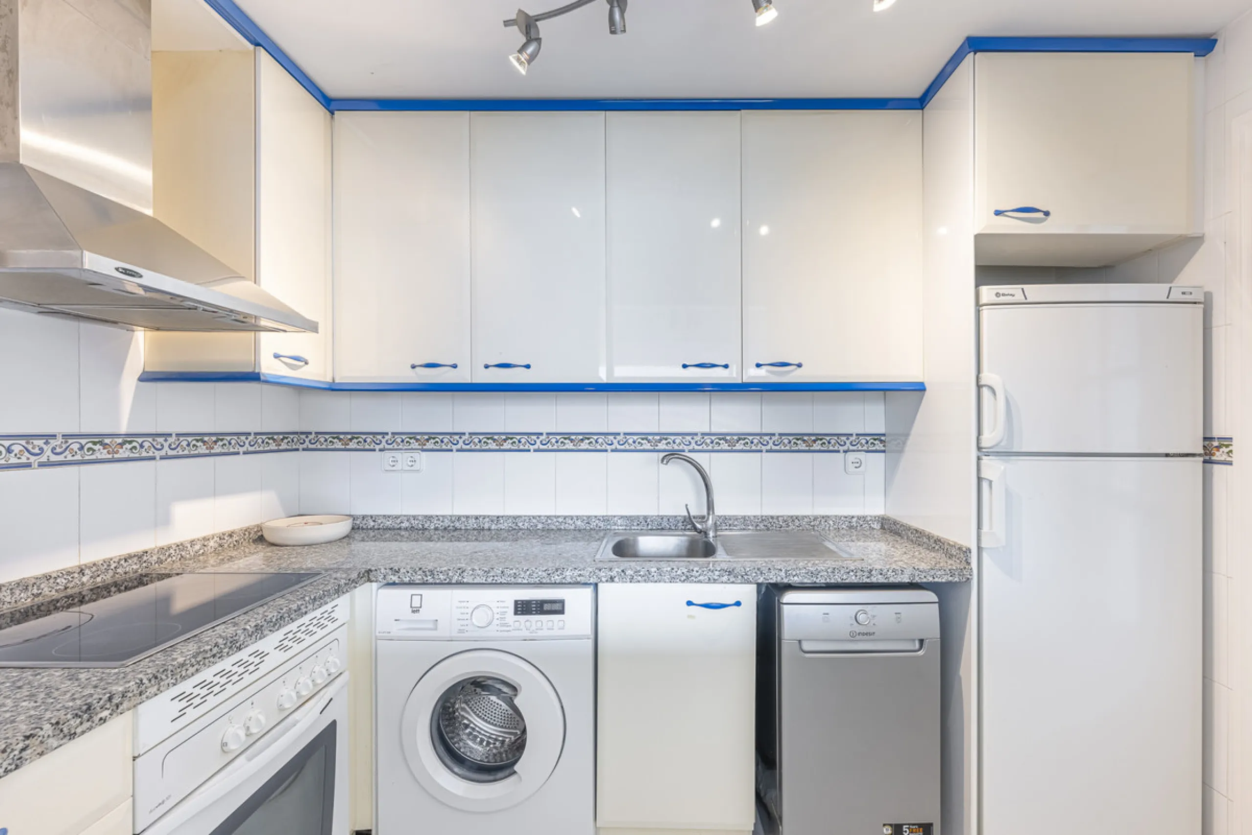 Beautiful 2-bedroom, 2-bathroom duplex penthouse with outstanding sea views, located in a well-maintained and highly sought-after community.