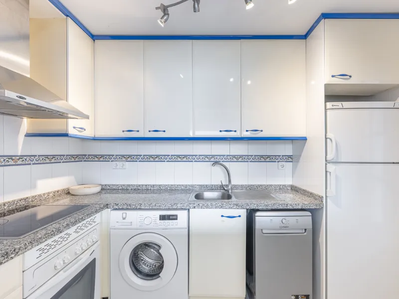 Beautiful 2-bedroom, 2-bathroom duplex penthouse with outstanding sea views, located in a well-maintained and highly sought-after community.