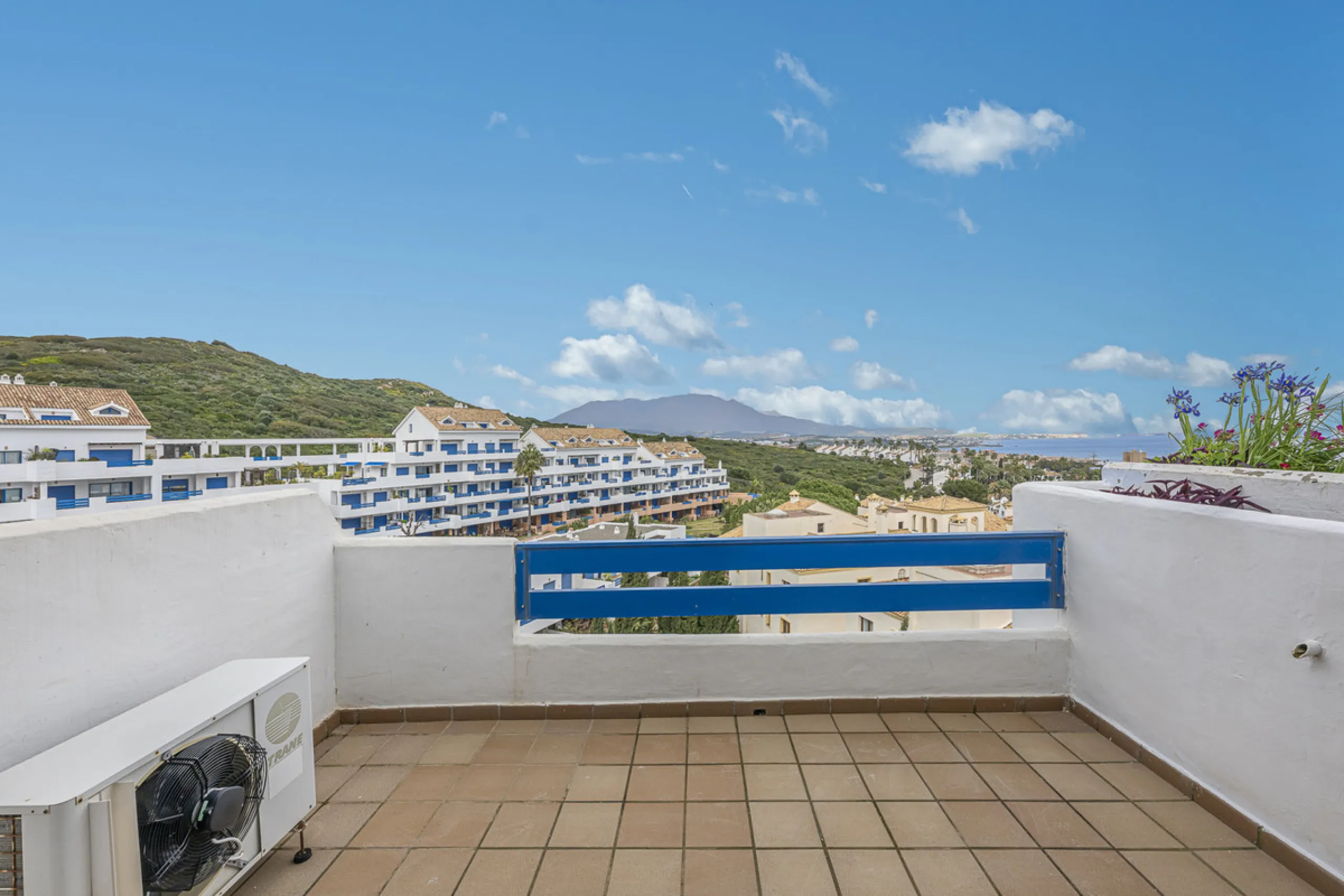 Beautiful 2-bedroom, 2-bathroom duplex penthouse with outstanding sea views, located in a well-maintained and highly sought-after community.