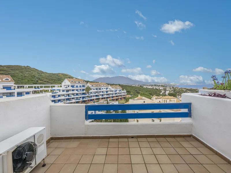 Beautiful 2-bedroom, 2-bathroom duplex penthouse with outstanding sea views, located in a well-maintained and highly sought-after community.