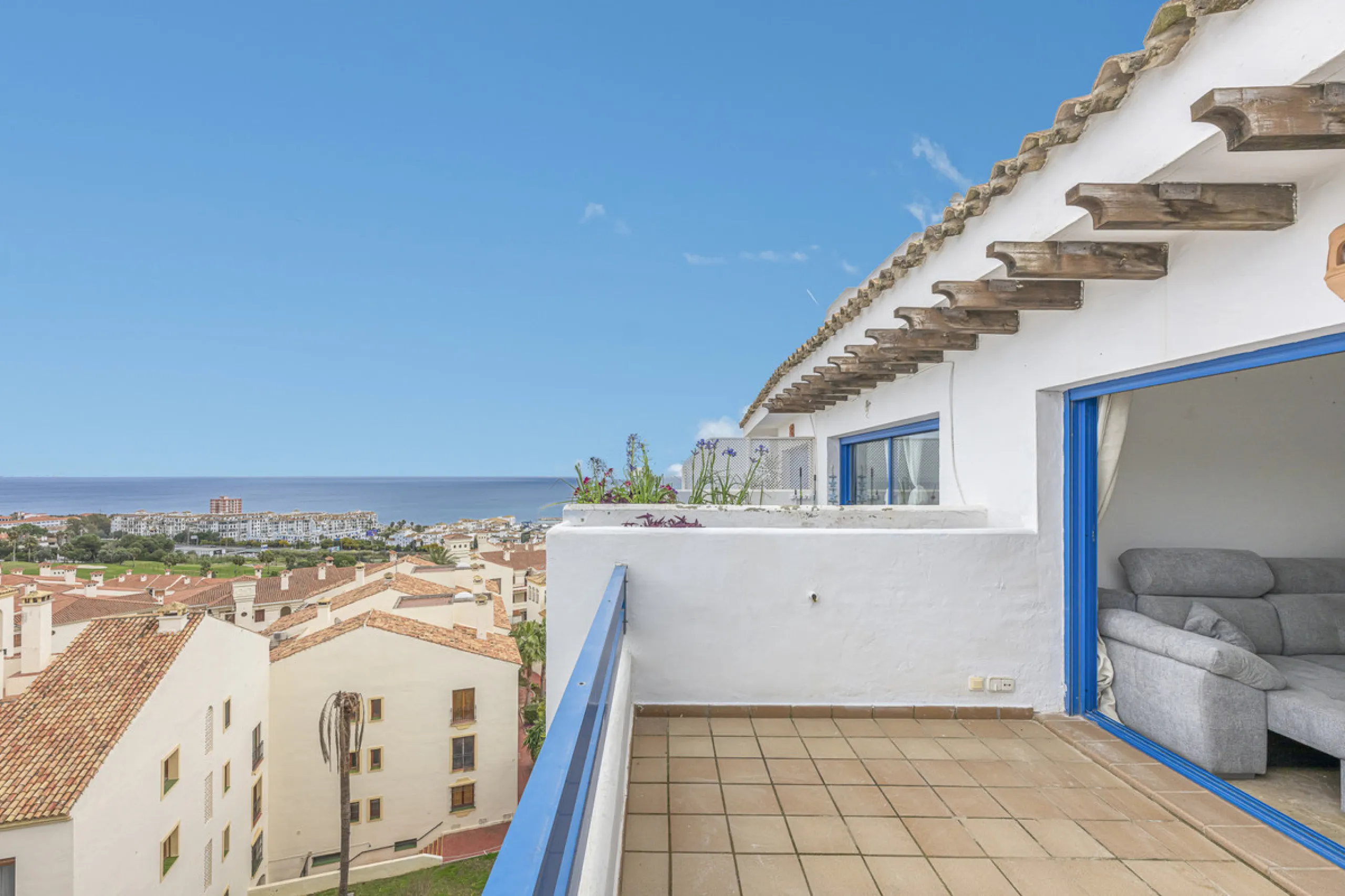 Beautiful 2-bedroom, 2-bathroom duplex penthouse with outstanding sea views, located in a well-maintained and highly sought-after community.