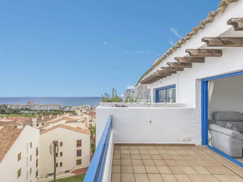 Beautiful 2-bedroom, 2-bathroom duplex penthouse with outstanding sea views, located in a well-maintained and highly sought-after community.