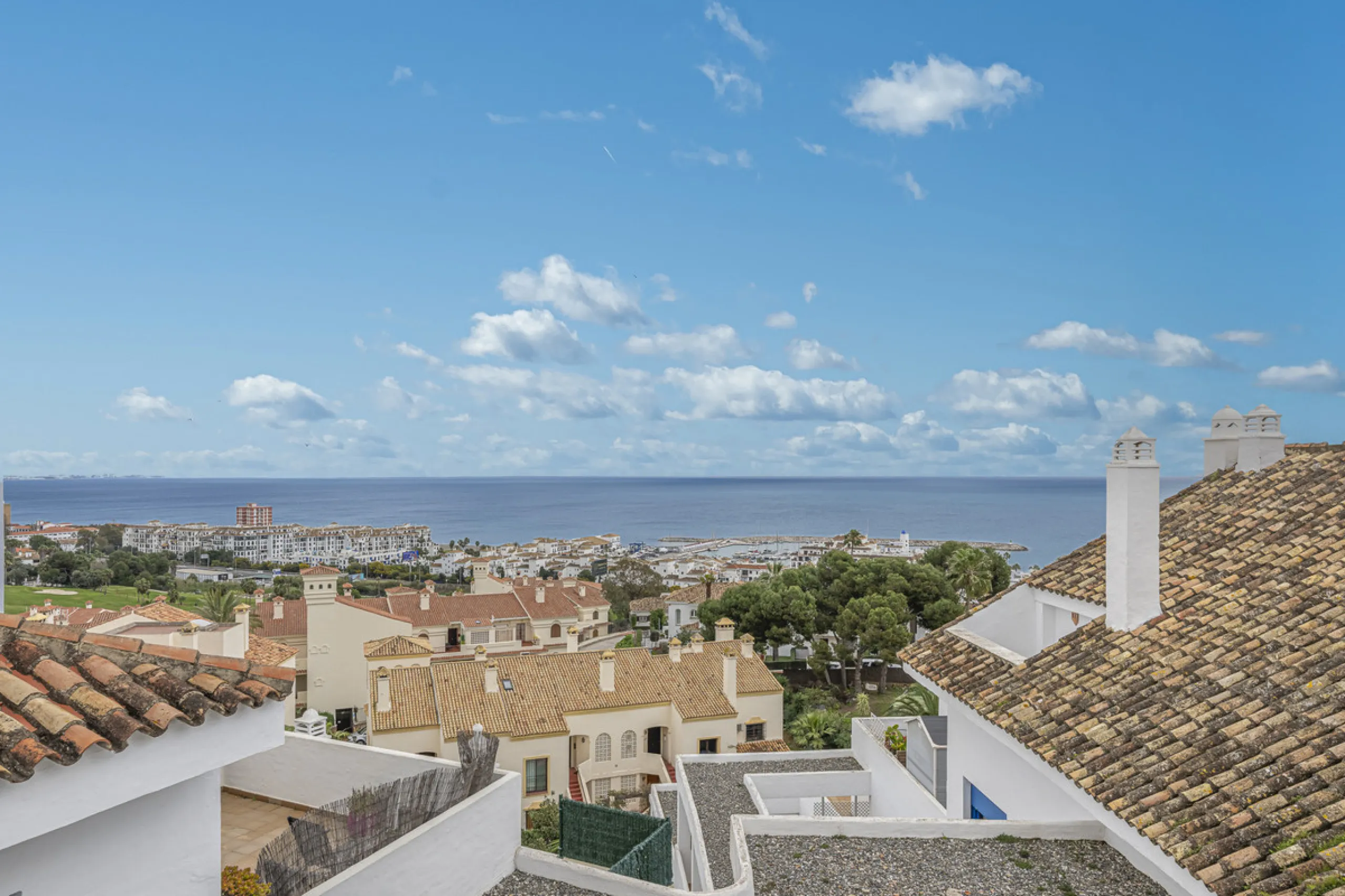 Beautiful 2-bedroom, 2-bathroom duplex penthouse with outstanding sea views, located in a well-maintained and highly sought-after community.