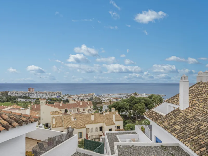 Beautiful 2-bedroom, 2-bathroom duplex penthouse with outstanding sea views, located in a well-maintained and highly sought-after community.